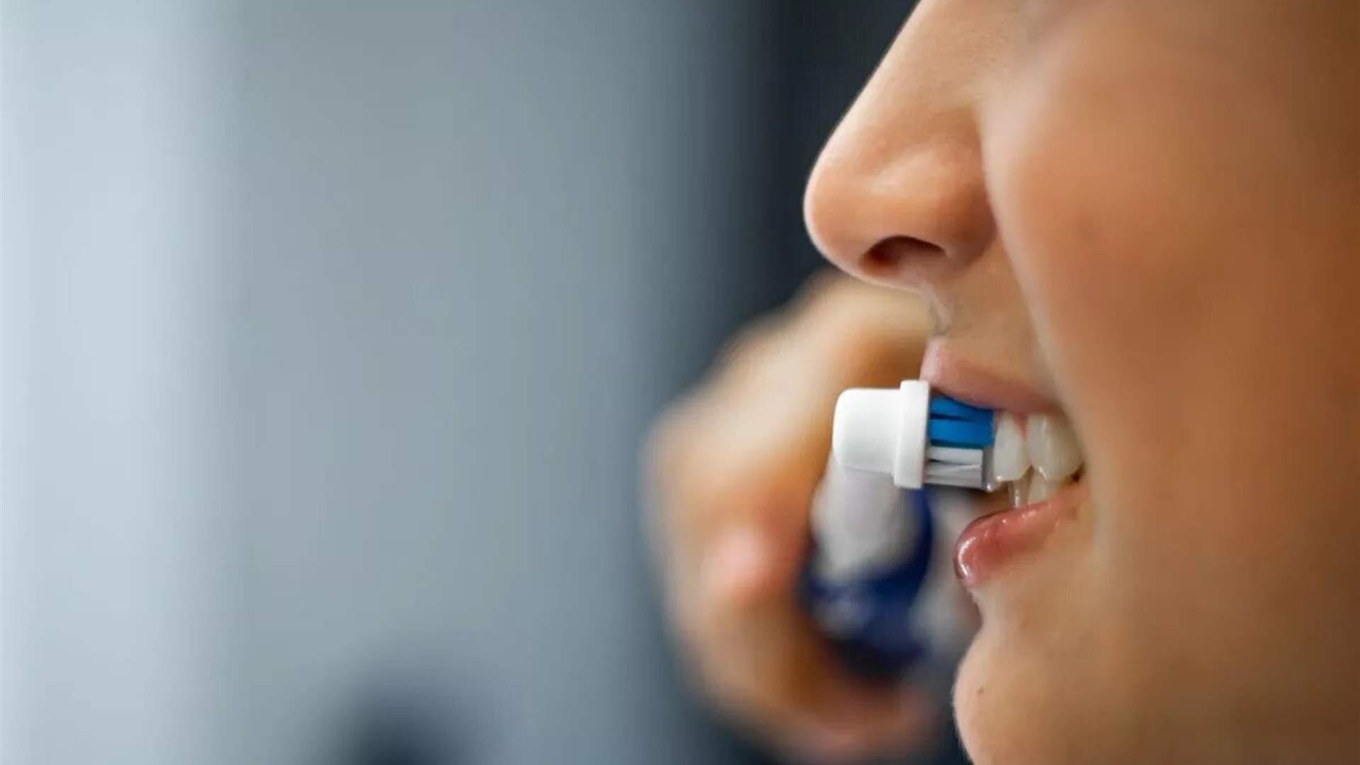 طبيب يكشف: عدم تنظيف الأسنان ليلاً قد يؤدي إلى الإصابة بمشكلة صحية خطيرة