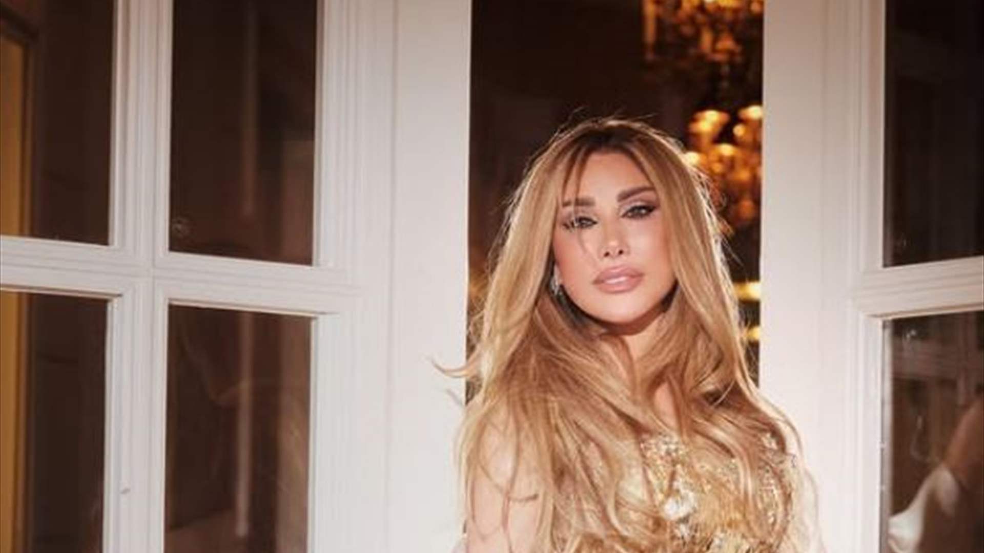 بعد تعثرها على المسرح في أمستردام... زيارة من نجوى كرم للسيدة التي ساعدتها (فيديو)