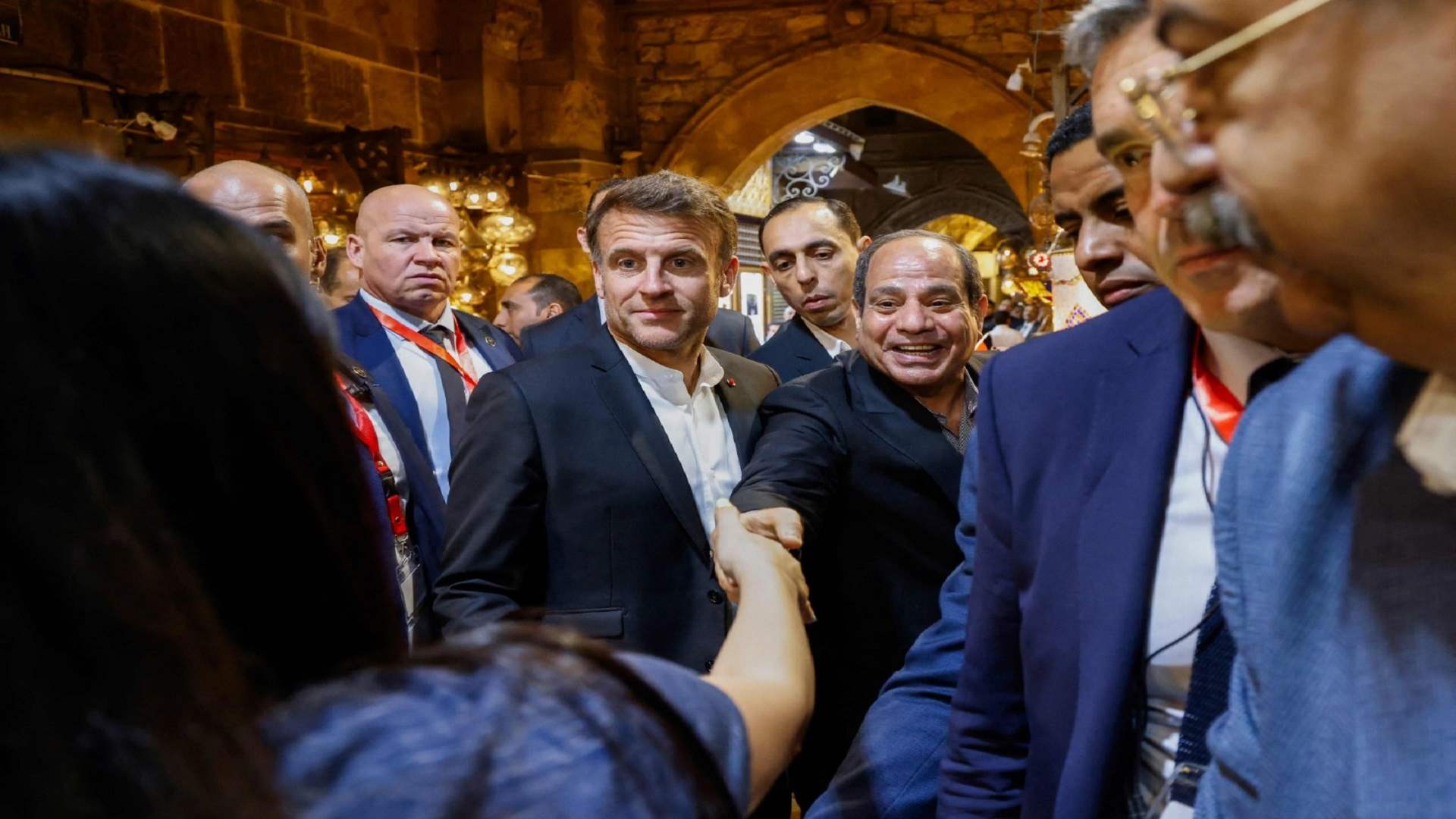 ماكرون والسيسي يزوران سوق &quot;خان الخليلي&quot; التاريخي في القاهرة