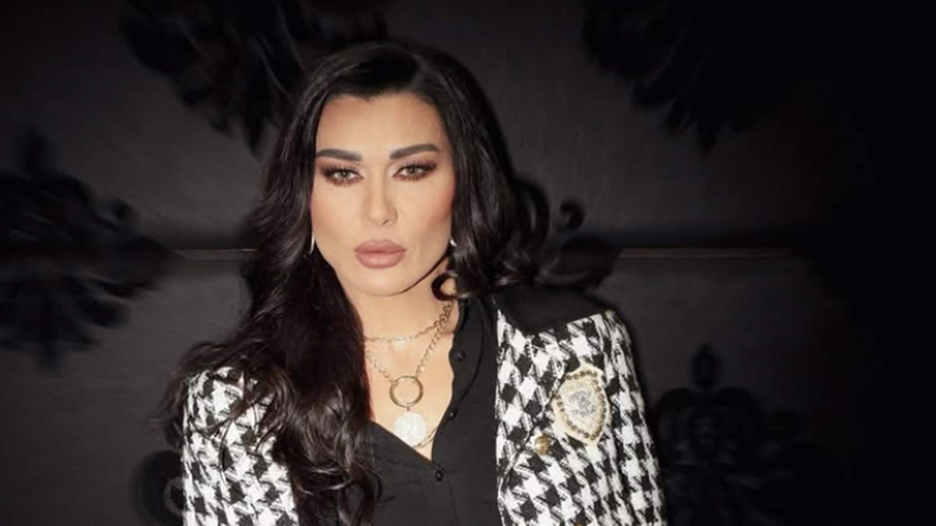 نادين الراسي في إطلالة سوداء أنيقة: &quot;وثاق بالمجهول&quot; (صورة)