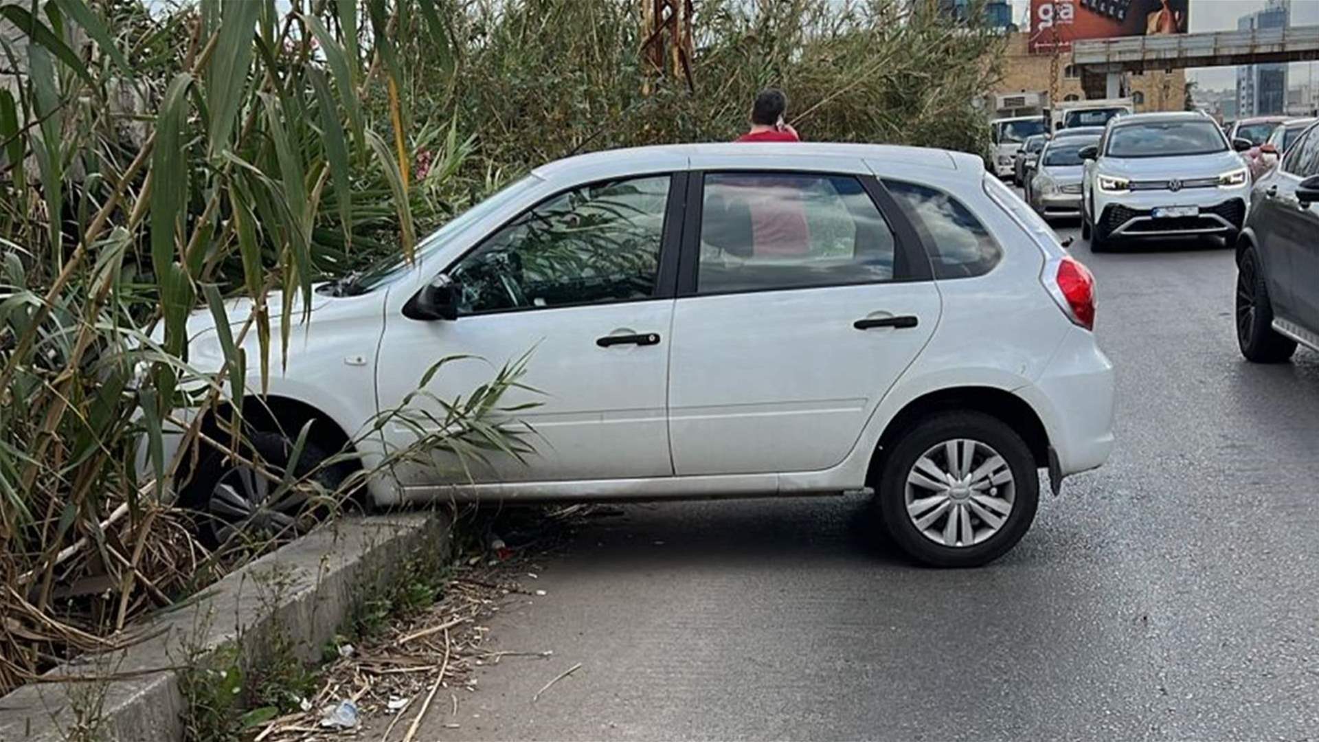 التحكم المروري: اصطدام سيارة بالفاصل الاسمنتي على الطريق البحرية باتجاه بيروت من دون قطع للسير والأضرار مادية وحركة المرور كثيفة ودراج من مفرزة سير الجديدة في المحلة لتسهيل السير