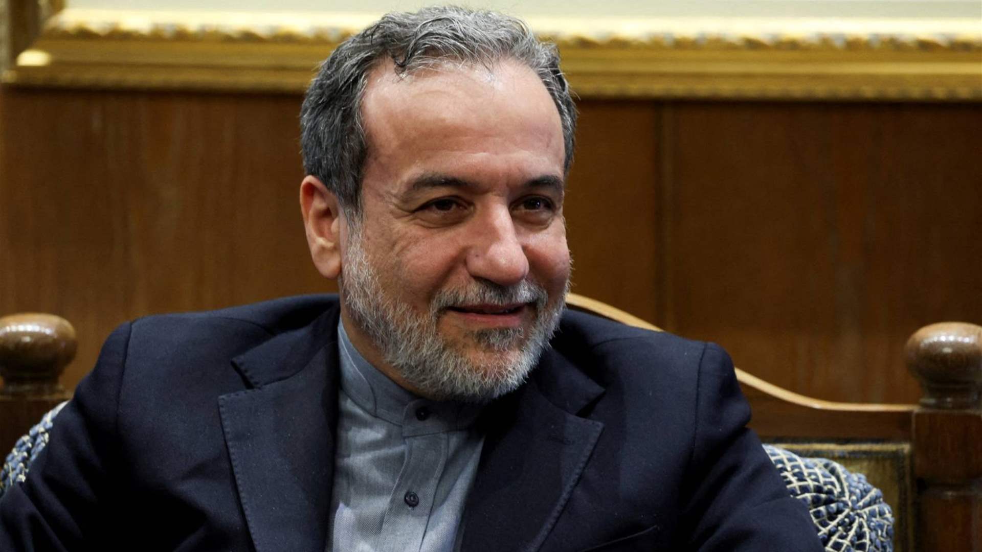 وزير الخارجية الإيراني يجري محادثات مع مسؤولين عمانيين قبل المحادثات مع واشنطن