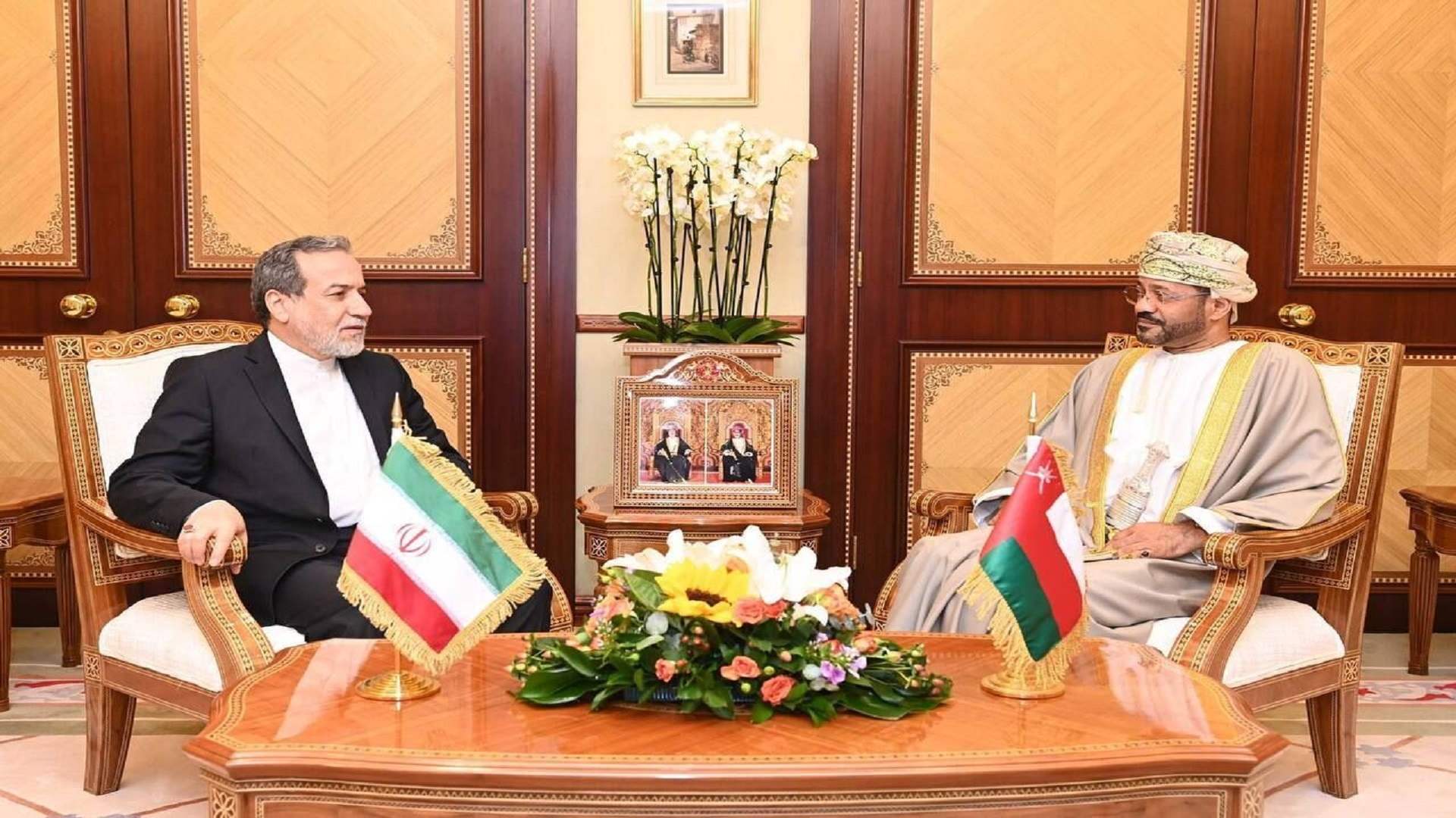 وزير الخارجية الإيرانية يلتقي وزير الخارجية العمانية قبيل بدء المحادثات الإيرانية - الأميركية