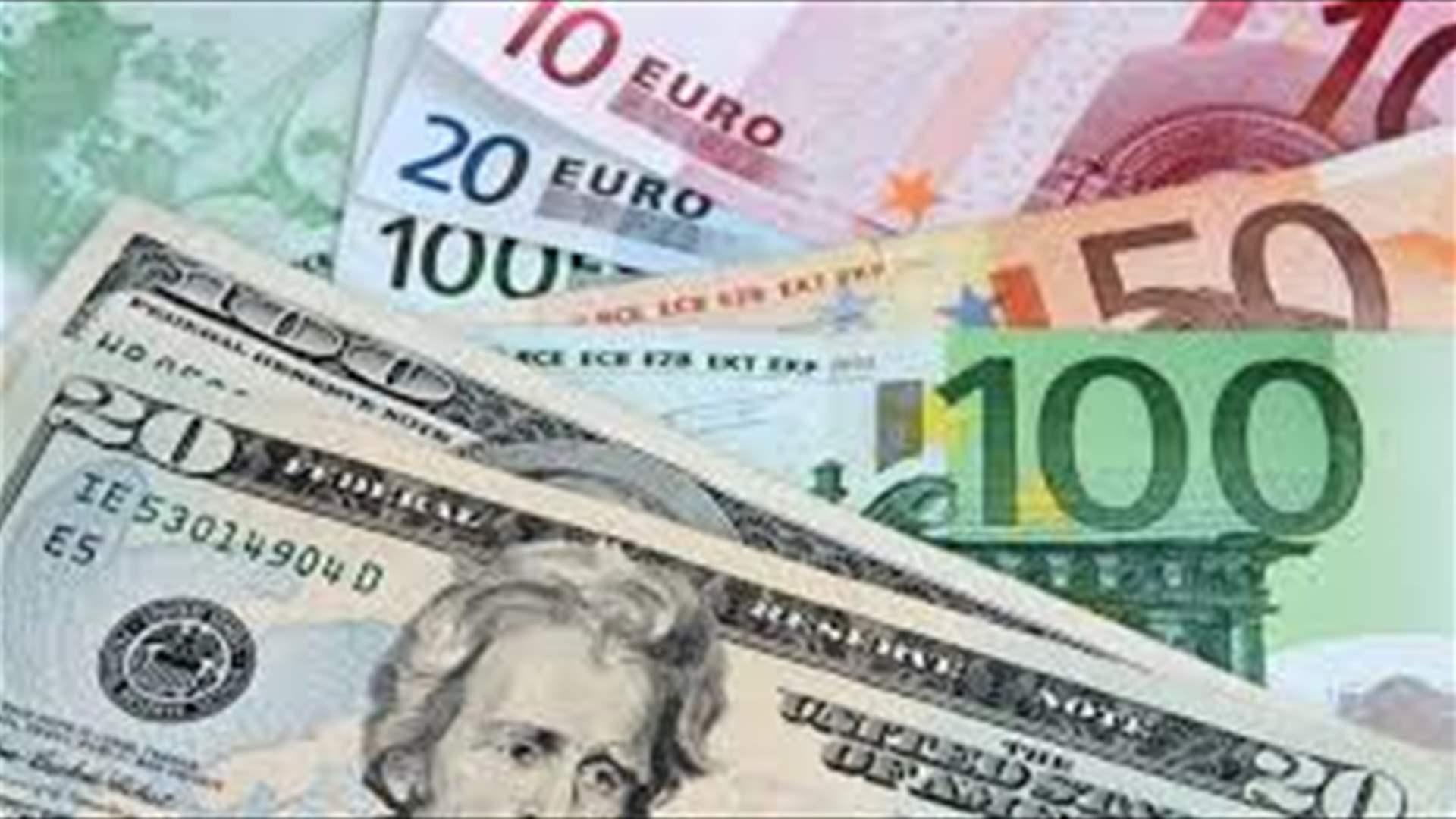 الدولار يتراجع 1% مقابل اليورو...