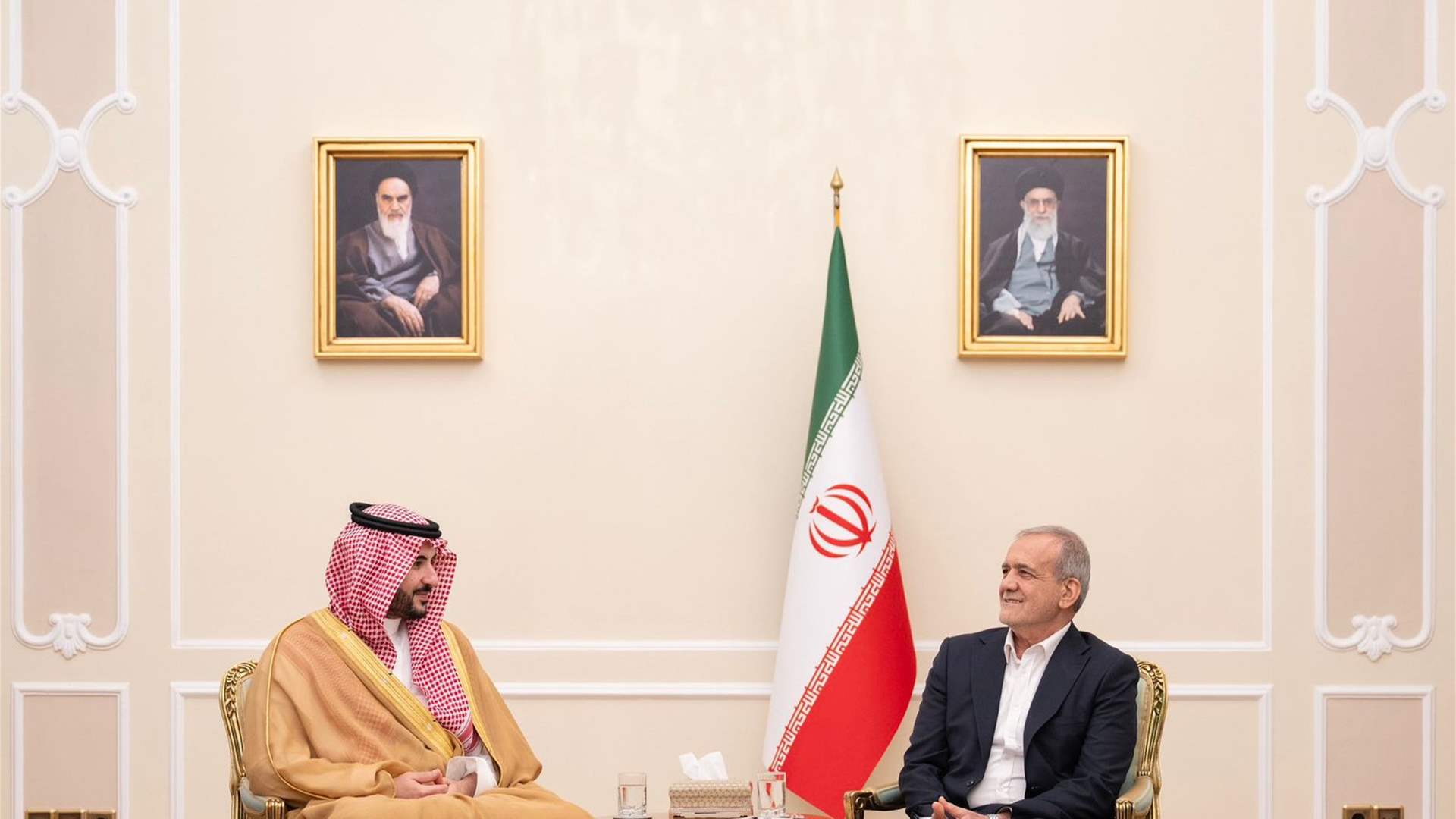 وزير الدفاع السعوديّ يلتقي الرئيس الإيرانيّ ويستعرضان العلاقات السعودية الإيرانية وسبل تعزيزها ويناقشان تطورات الأوضاع الإقليمية والدولية والجهود المبذولة