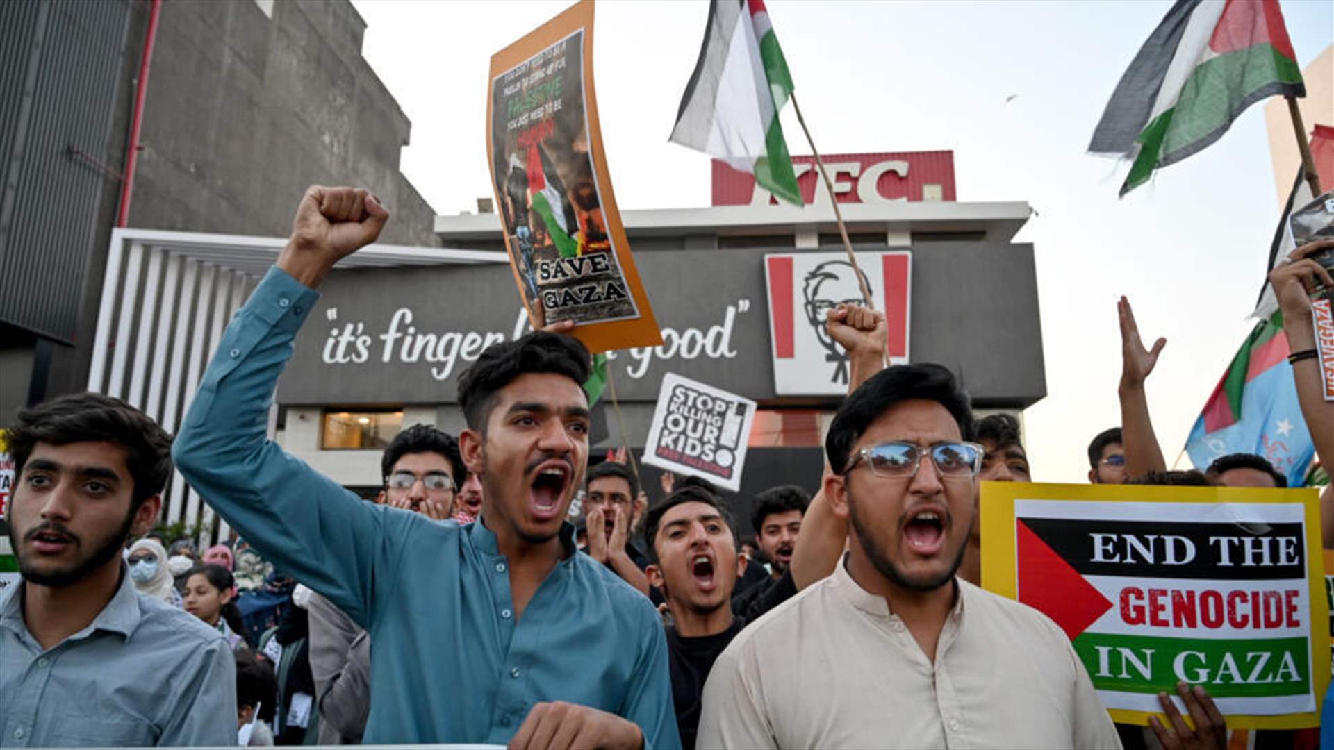 توقيف 160 شخصا في باكستان على خلفية هجمات ضد مطاعم &quot;كاي إف سي&quot;
