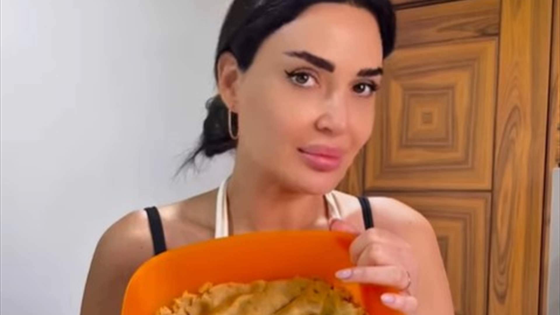 سيرين عبد النور تشارك طريقة تحضير معمول العيد باحتراف! (فيديو)