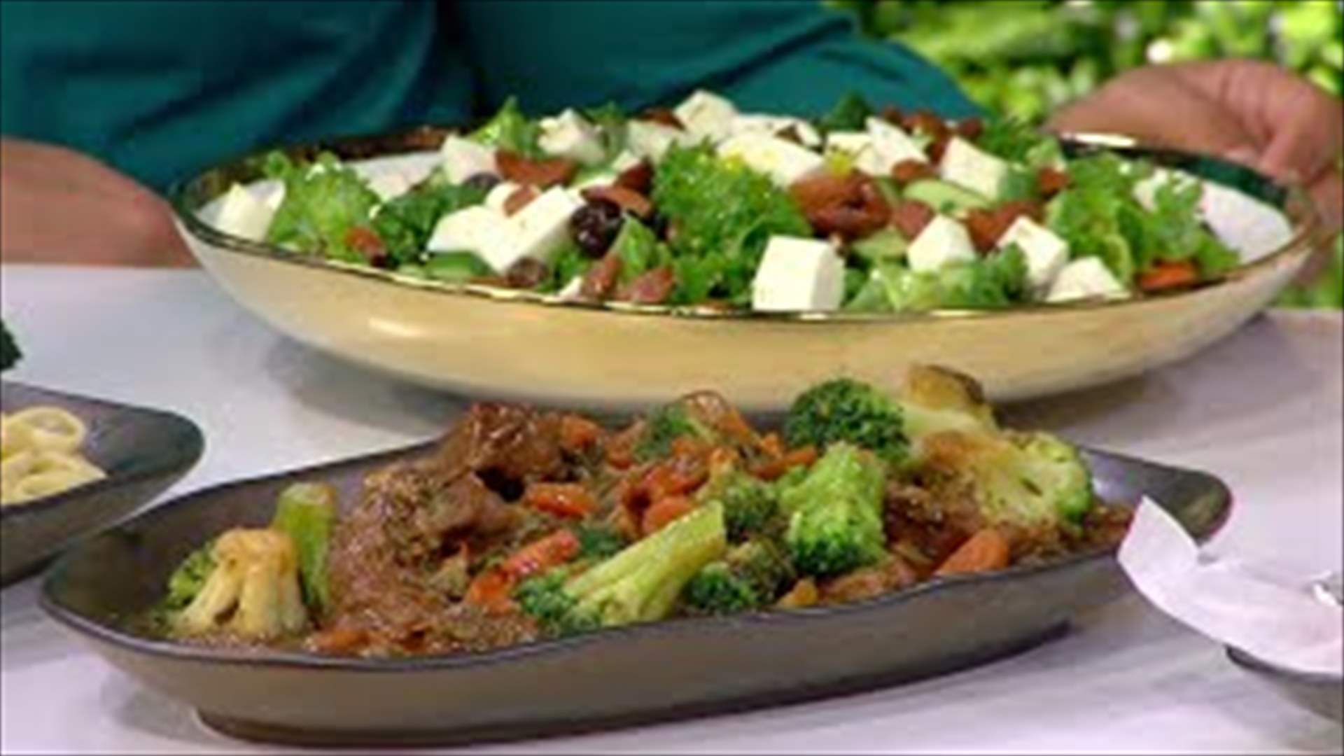 تعلموا طريقة تحضير اللحم مع البروكولي وسلطة الكرنب مع الحلوم مع الشيف فادي زغيب (فيديو)