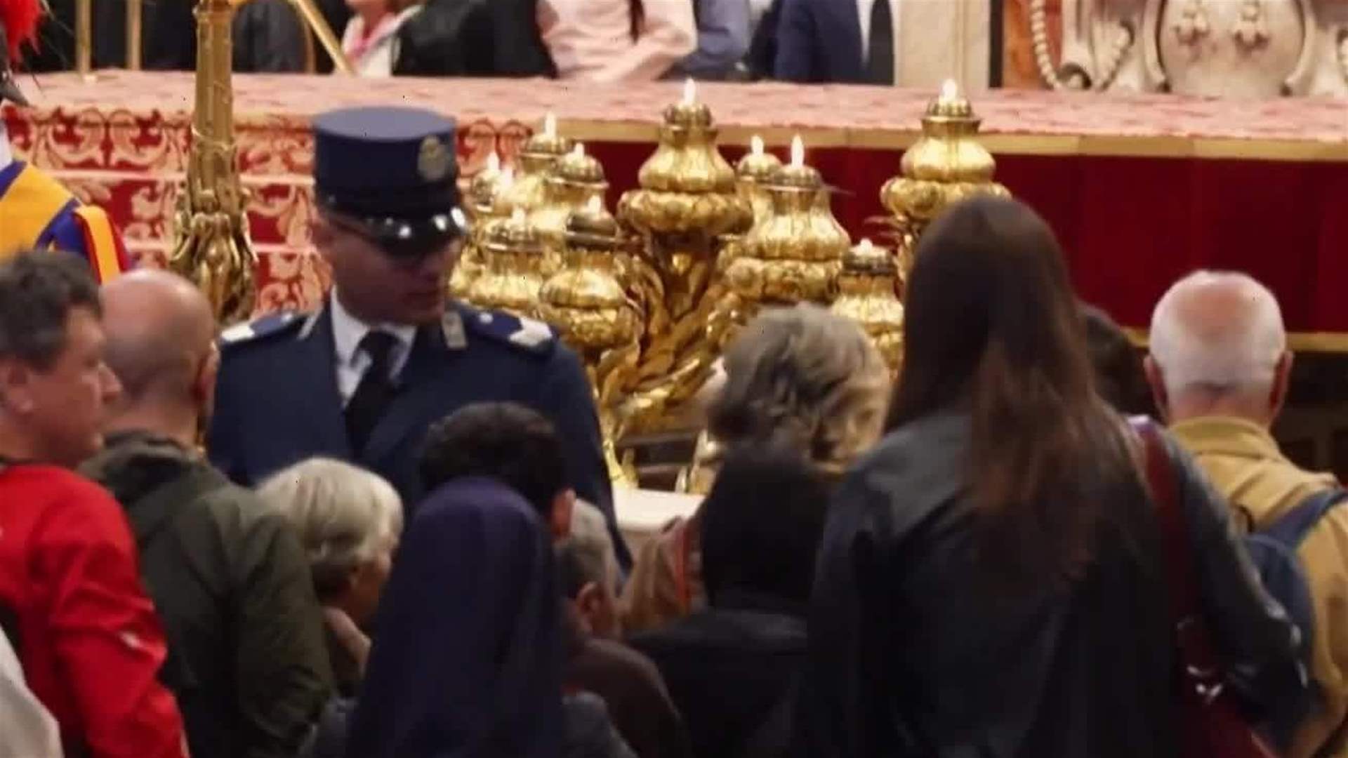 مؤمنون من دول العالم يلقون النظرة الأخيرة على البابا فرنسيس