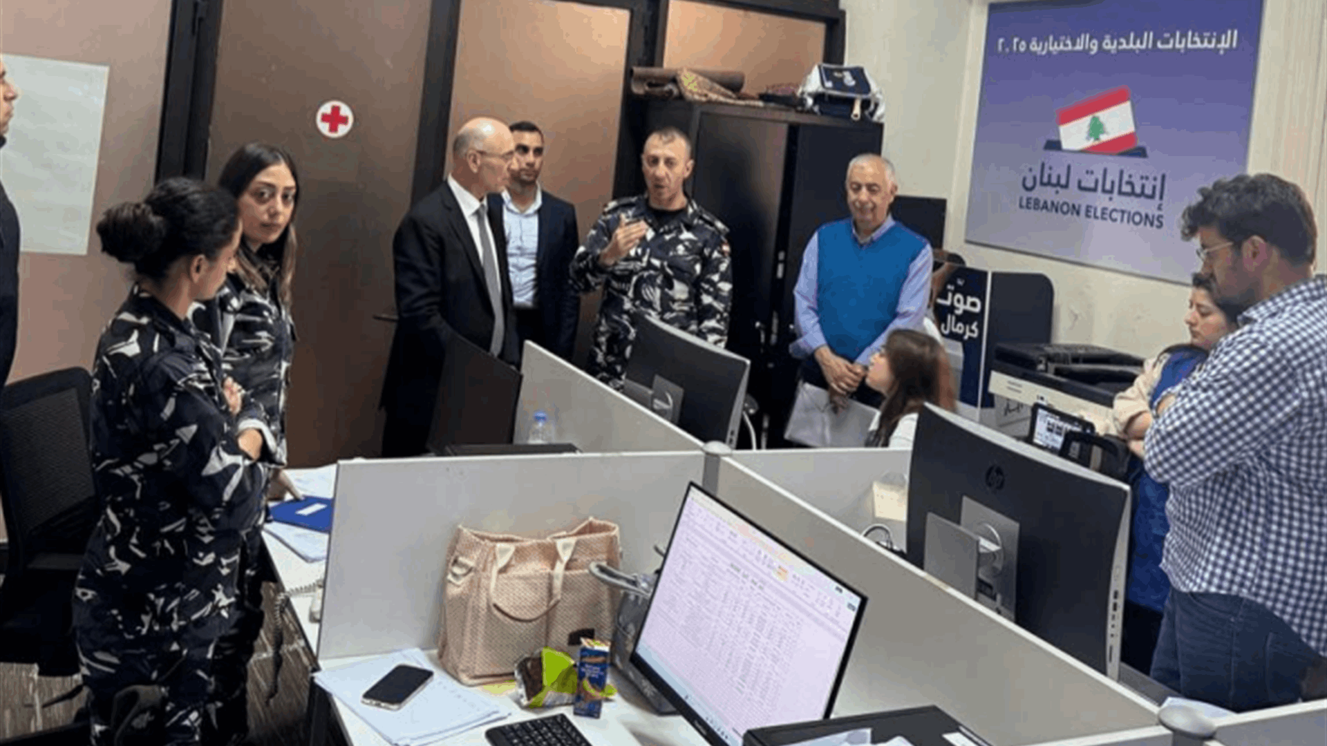 الحجار تفقد غرفة المراجعات وتلقي الشكاوى وأعطى توجيهاته لتكثيف الجهود الإدارية والفنية لإنجاح العملية الإنتخابية