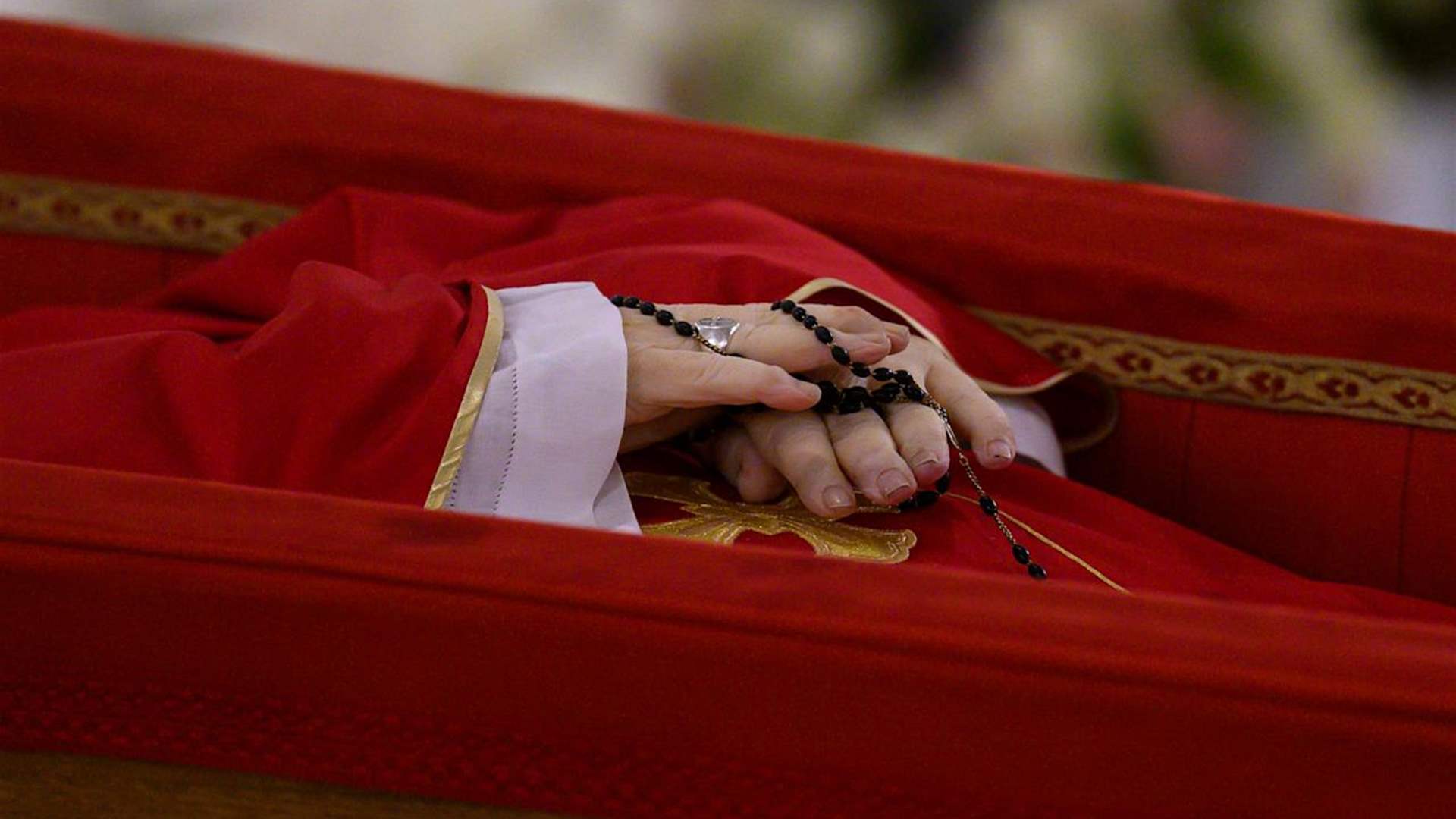 Public viewing of Pope Francis&#39; coffin ends