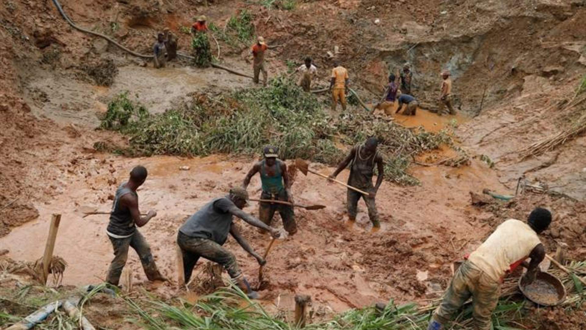 سقوط 26 قتيلا بانفجار لغم أرضي لدى مرور شاحنة محملة بأشخاص في نيجيريا