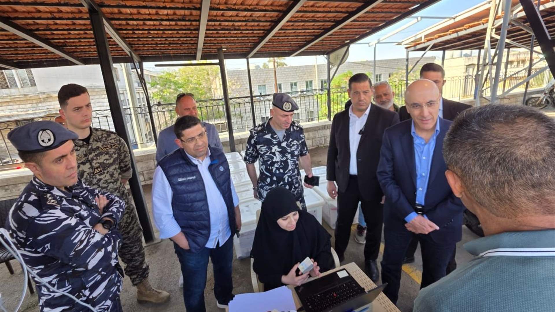 وزير الداخلية والبلديات تفقد عملية تسليم صناديق الاقتراع إلى رؤساء الأقلام والكتبة في سرايا بعبدا بحضور محافظ جبل لبنان القاضي محمد مكاوي