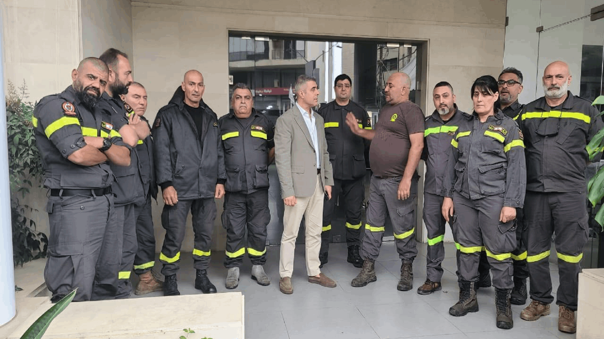العميد فرح تفقد نقاط تمركز عناصر الدفاع المدني وأعطى توجيهاته بتقديم المساعدة الفورية للناخبين