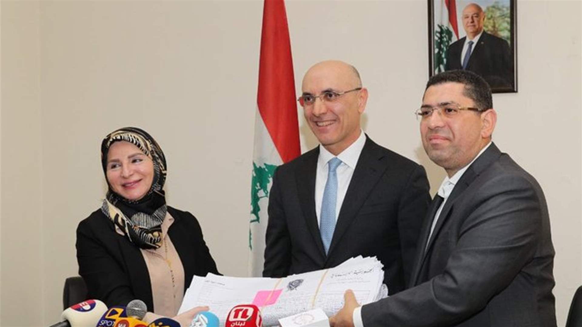 الحجار أشرف على تسليم المكاوي نتائج الإنتخابات البلدية والإختيارية إلى المديرية العامة للشؤون السياسية واللاجئين