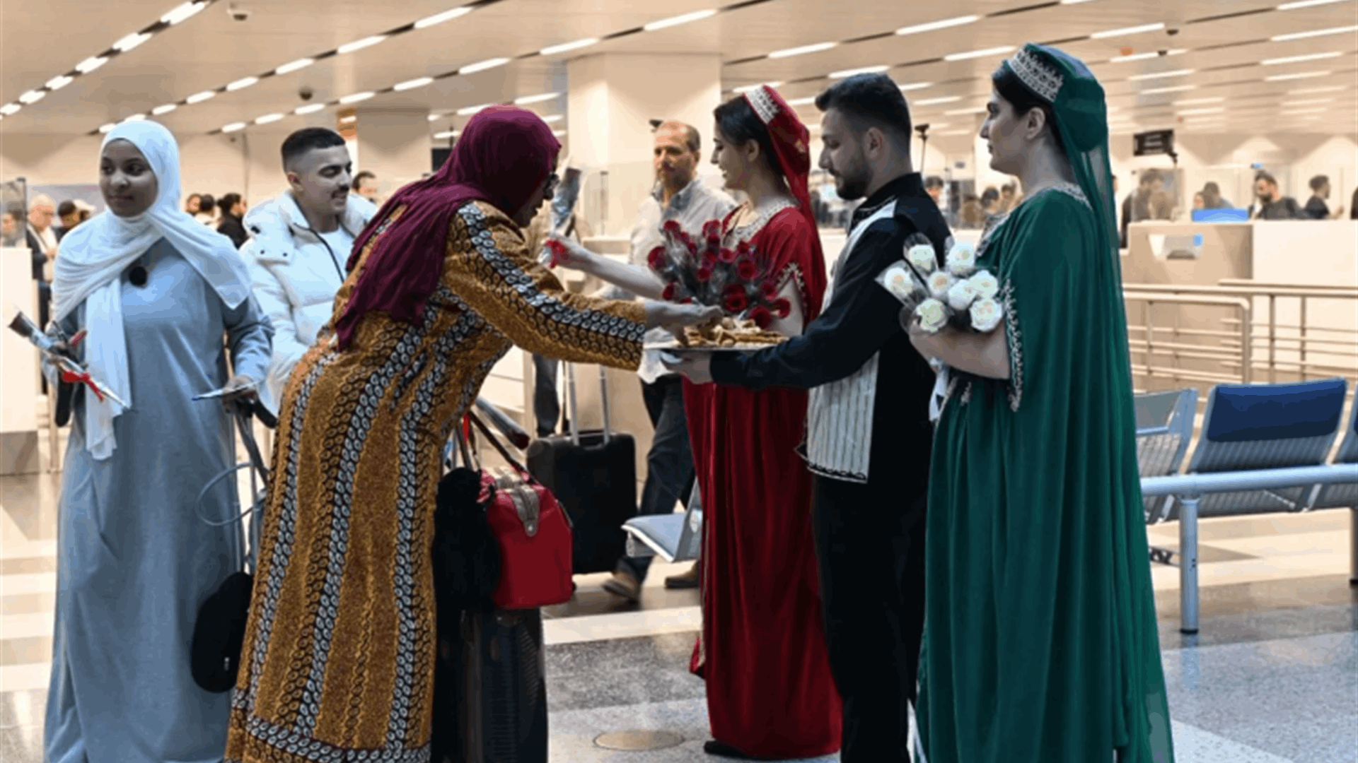 سفير لبنان في الإمارات نشر صورًا من إستقبال الوافدين الإماراتيين في مطار بيروت