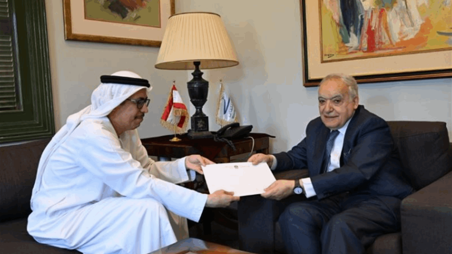 وزير الثقافة تسلم دعوة من القائم بالأعمال الإماراتي لإلقاء محاضرة في مؤتمر عن الأوضاع الدولية