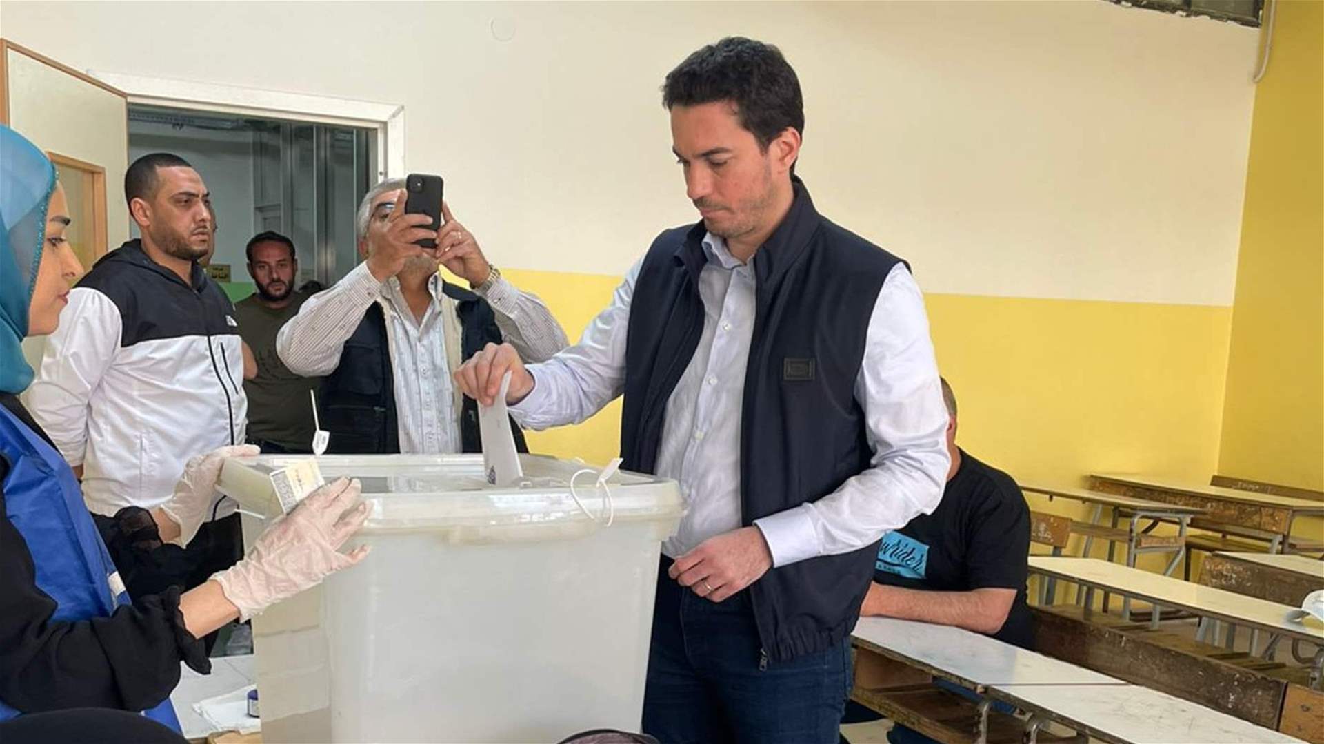 النائب كريم كبارة أدلى بصوته في مدرسة ابن سينا في القبة 