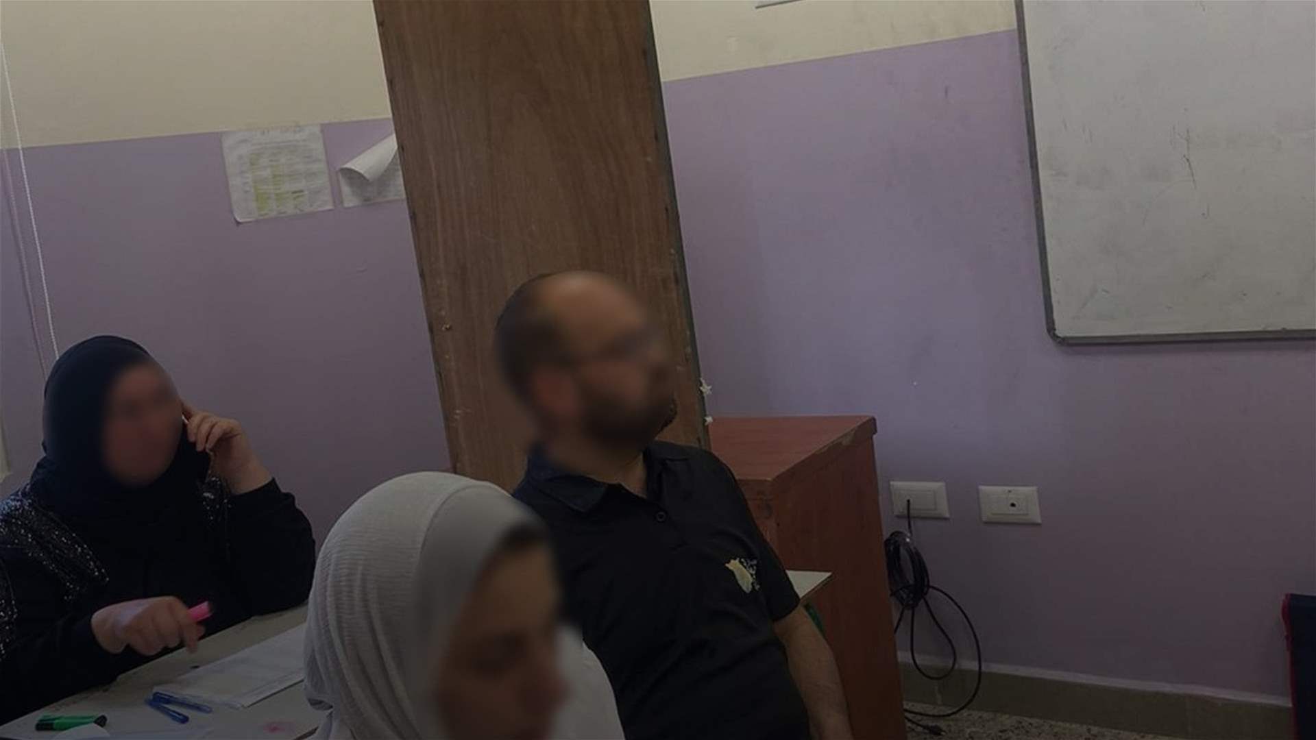 غياب المعازل في أقلام الاقتراع في مدرسة بطرماز 