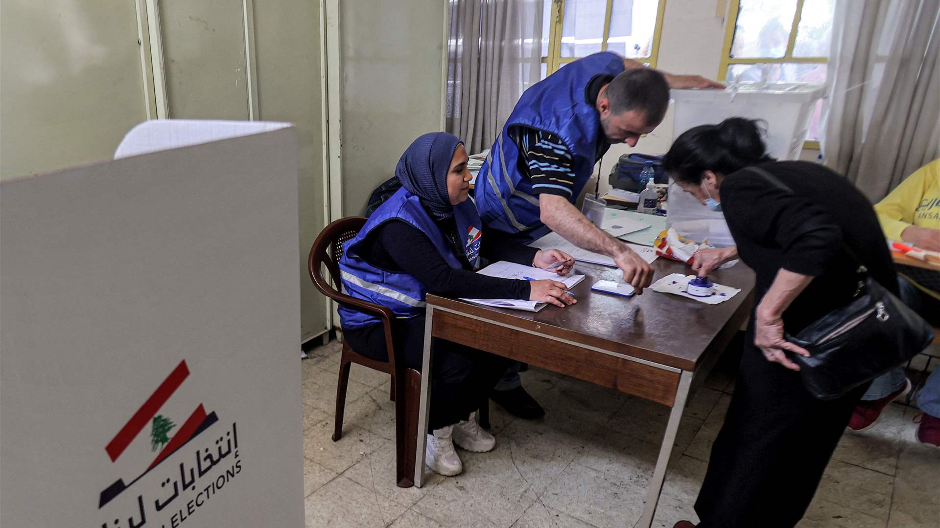 خروقات انتخابية في الشمال: اقتراع خارج العازل ومندوب يصوّت عن ناخب