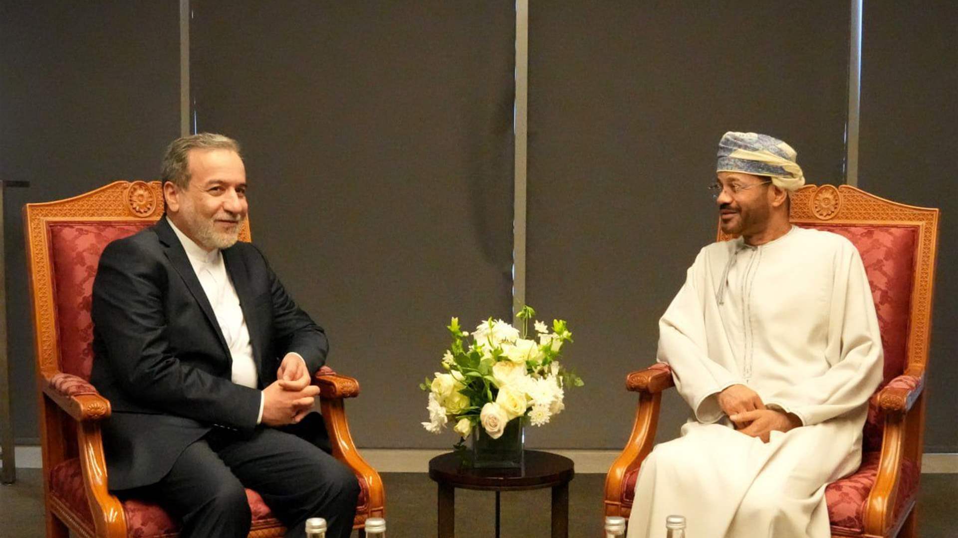 لقاء وزيري خارجية إيران وسلطنة عمان عشية الجولة الرابعة من المفاوضات غير المباشرة بين إيران وأميركا