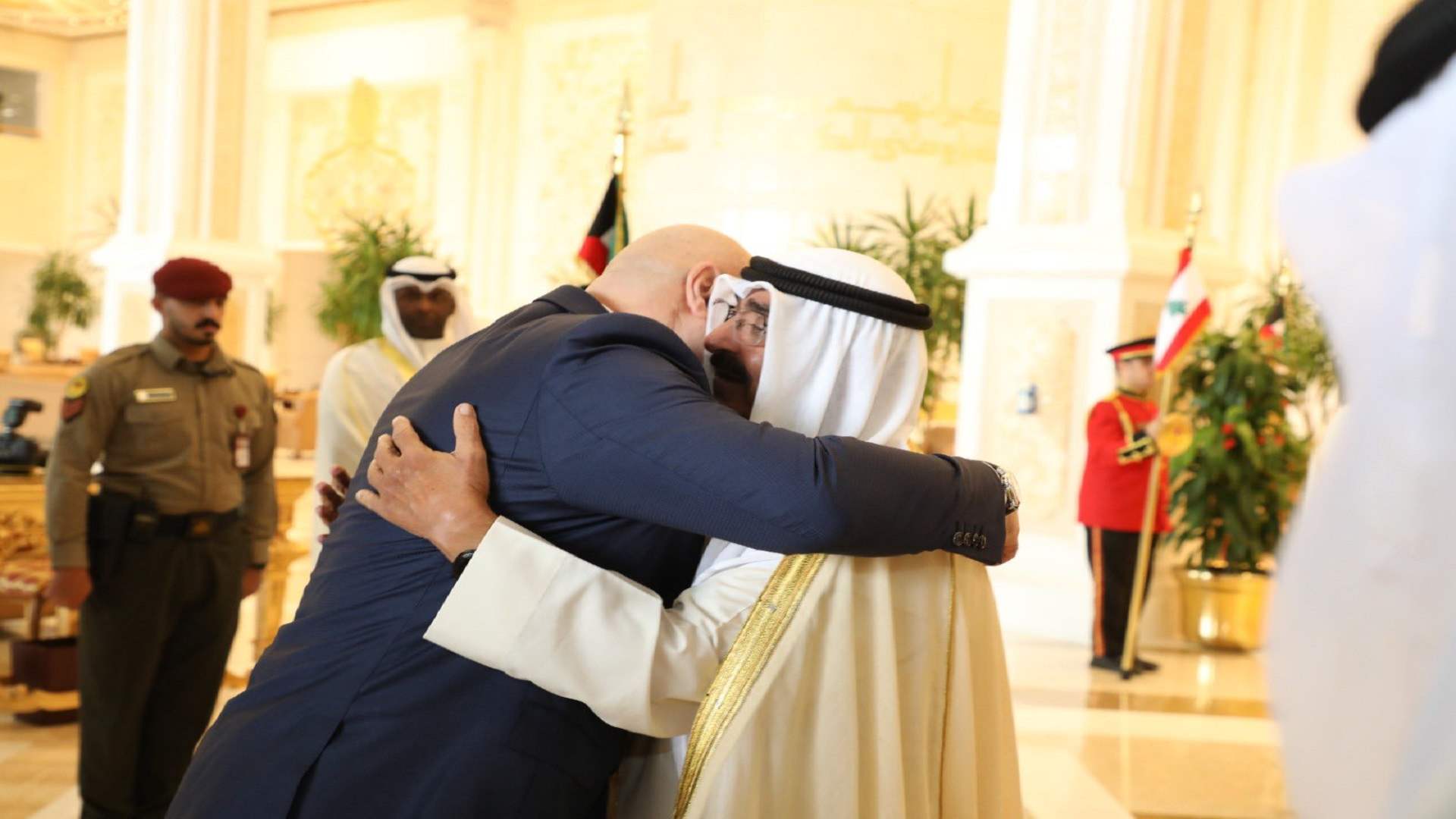 الرئيس عون أبرق الى الأمير مشعل لدى مغادرته الأجواء الكويتية عائدا الى بيروت