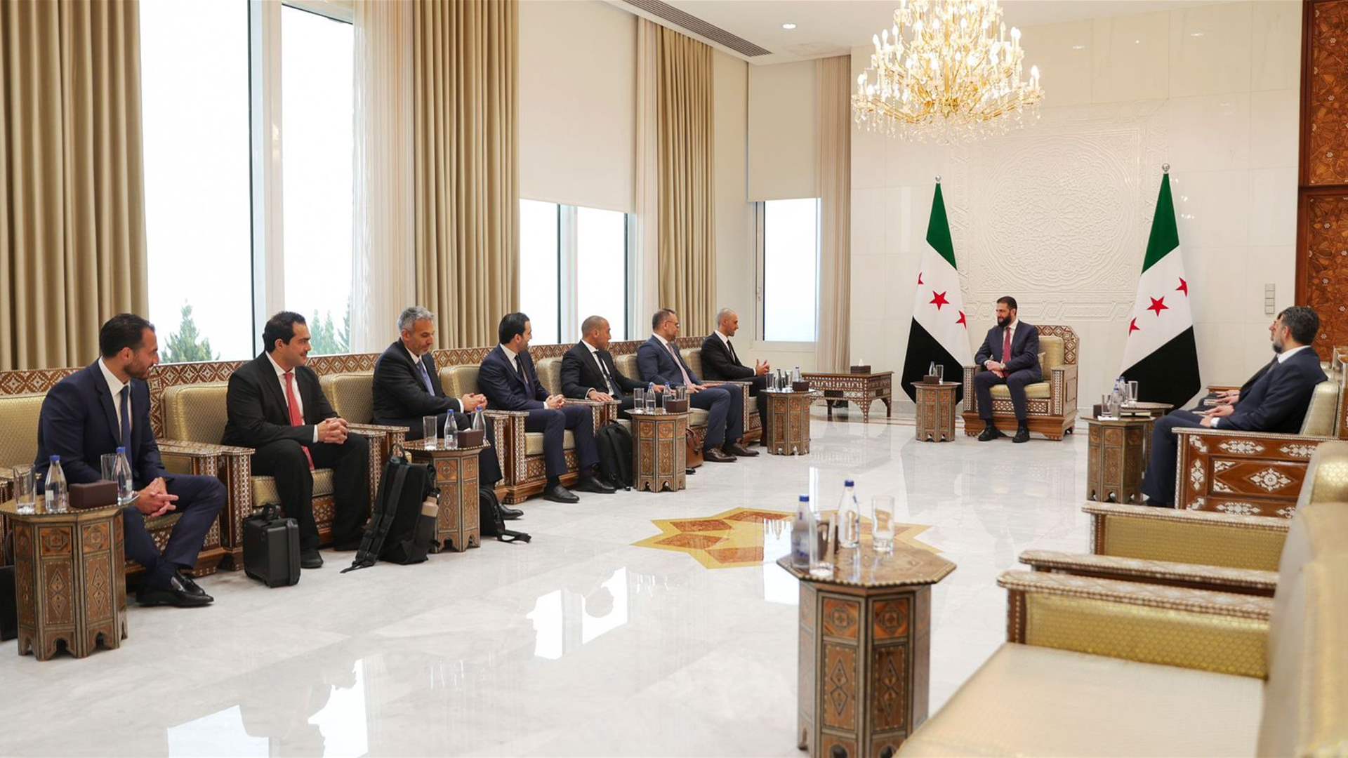 الشرع يستقبل في قصر الشعب وفداً من رجال الأعمال والمستثمرين من دولة الكويت برئاسة بدر ناصر الخرافي لمناقشة المشاريع الاستثمارية في مجالات البنية التحتية والاتصالات