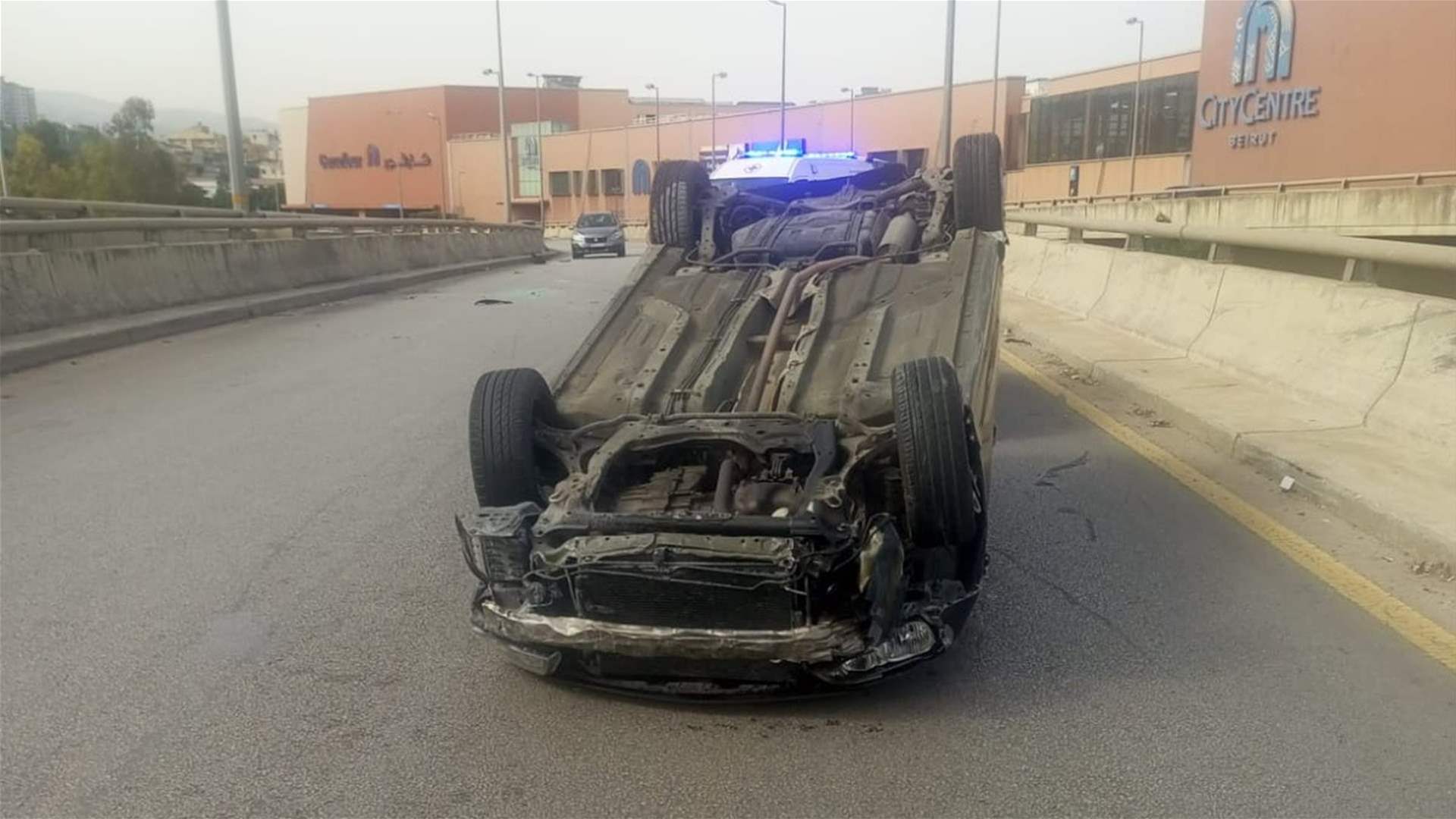 التحكم المروري: جريح نتيجة انقلاب سيارة على اوتوستراد الرئيس _الهراوي باتجاه الاشرفية