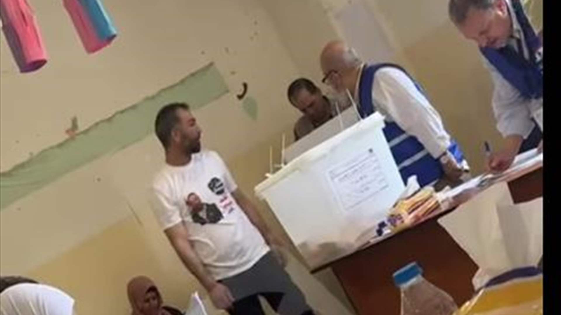 خرق لسرية الاقتراع في عرسال: مندوب لائحة يُسلّم ورقة اقتراع لناخب خلف المعزل...(فيديو)