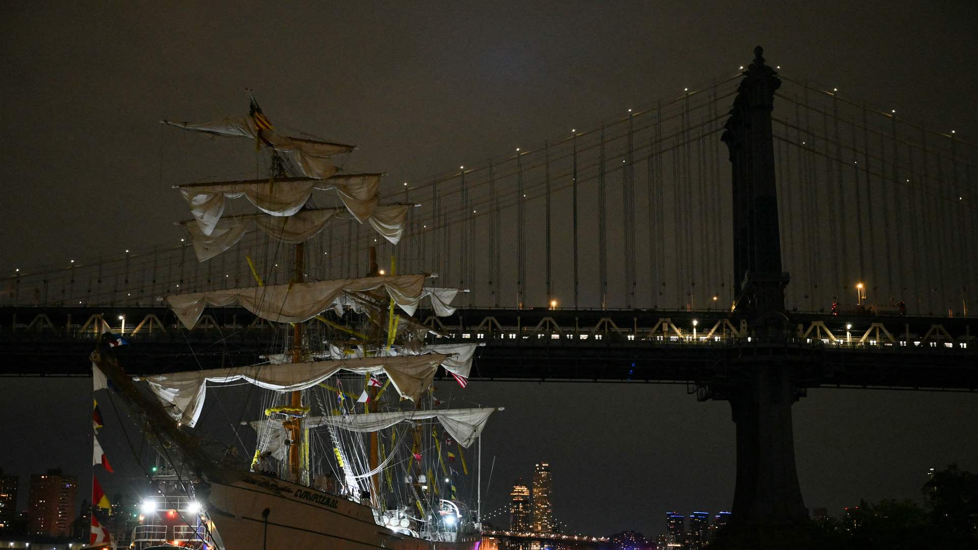 Mexican Navy training ship hits New York&#39;s Brooklyn Bridge
