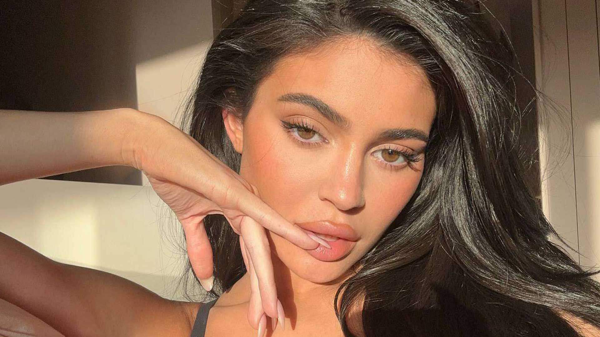 كايلي جينر تخطف الأنظار بملابس بحر بقيمة 10 آلاف دولار... والجمهور يحسد حبيبها (صور)