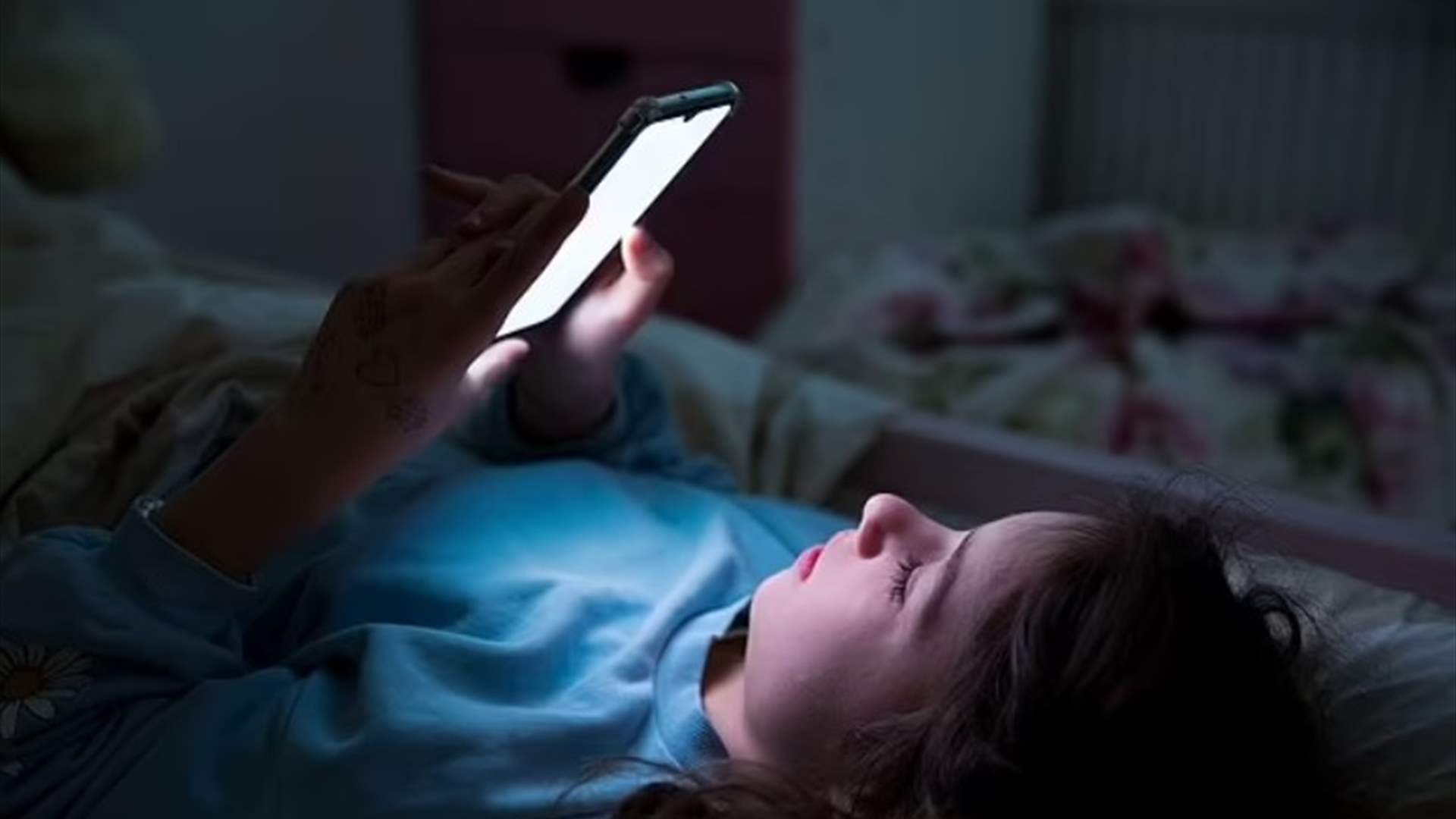 الآباء الذين يعطون أطفالهم الهواتف الذكية يعرضونهم للإصابة بمرض شائع بشكل مخيف