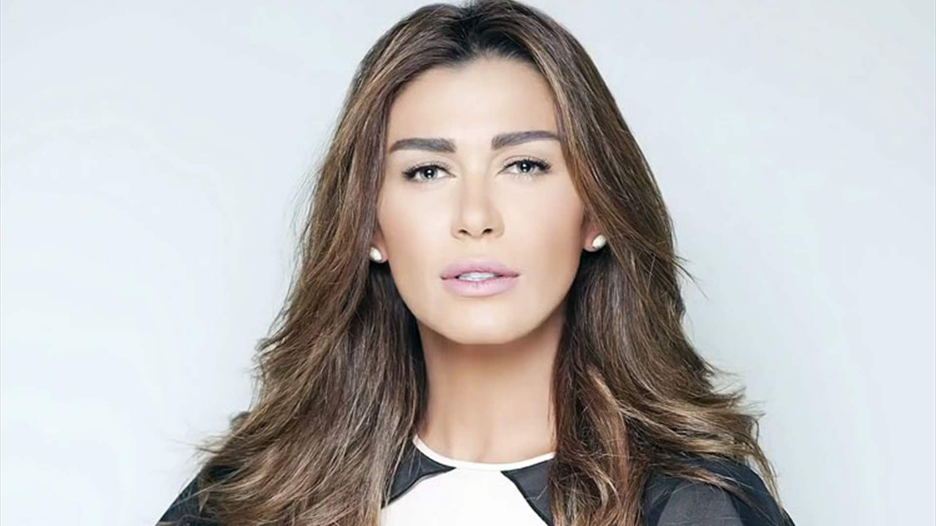 نادين الراسي تسحر الجمهور في أحدث جلسة تصوير لها: &quot;كبرتك على سيدك&quot; (صور)