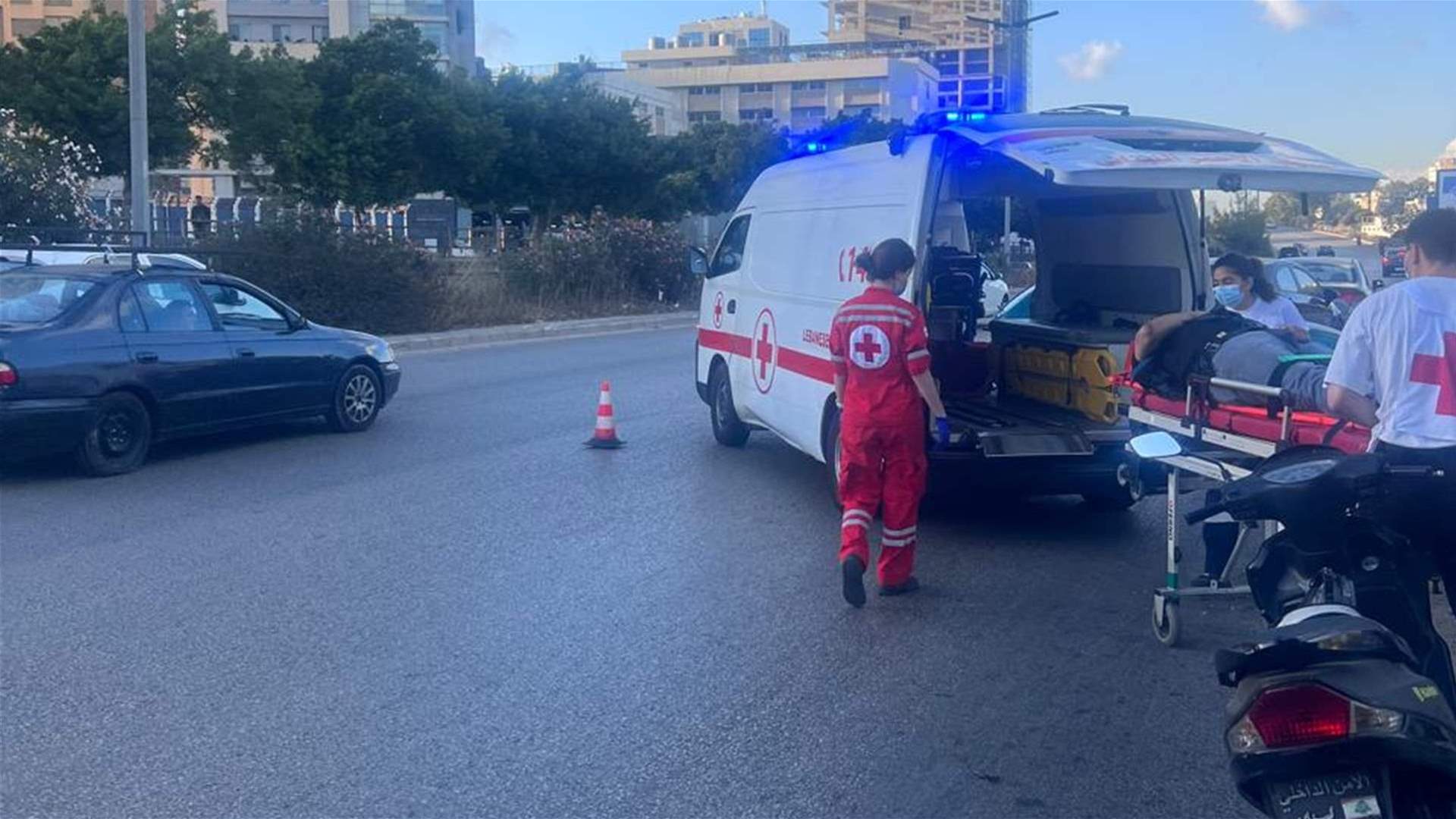 التحكم المروري: جريح نتيجة تصادم بين سيارة ودراجة نارية على اوتوستراد الرئيس لحود باتجاه الكرنتينا ودراج من مفرزة سير بعبدا يعمل على المعالجة