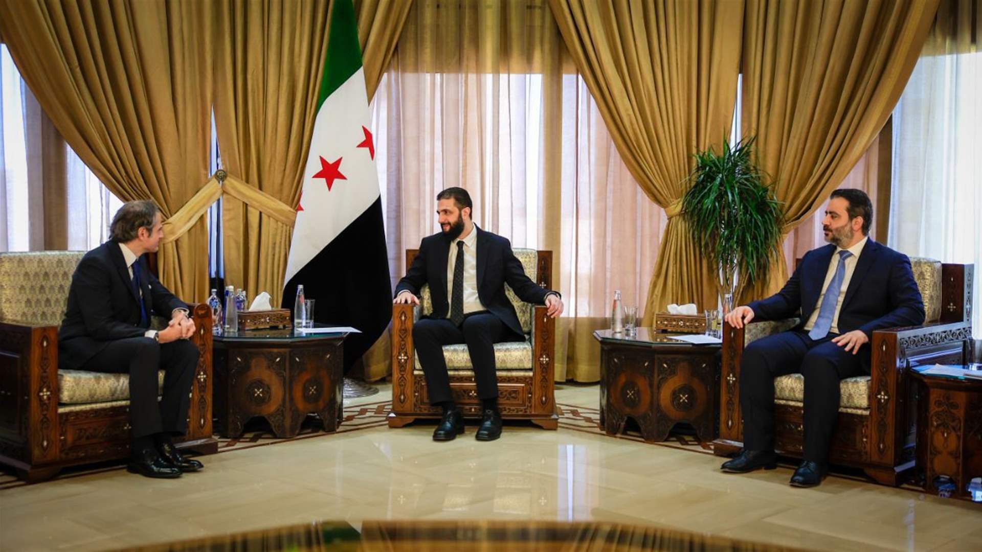 الرئيس السوريّ أحمد الشرع ووزير الخارجية أسعد حسن الشيباني يلتقيان المدير العام للوكالة الدولية للطاقة الذرية رافائيل ماريانو جروسي في العاصمة دمشق