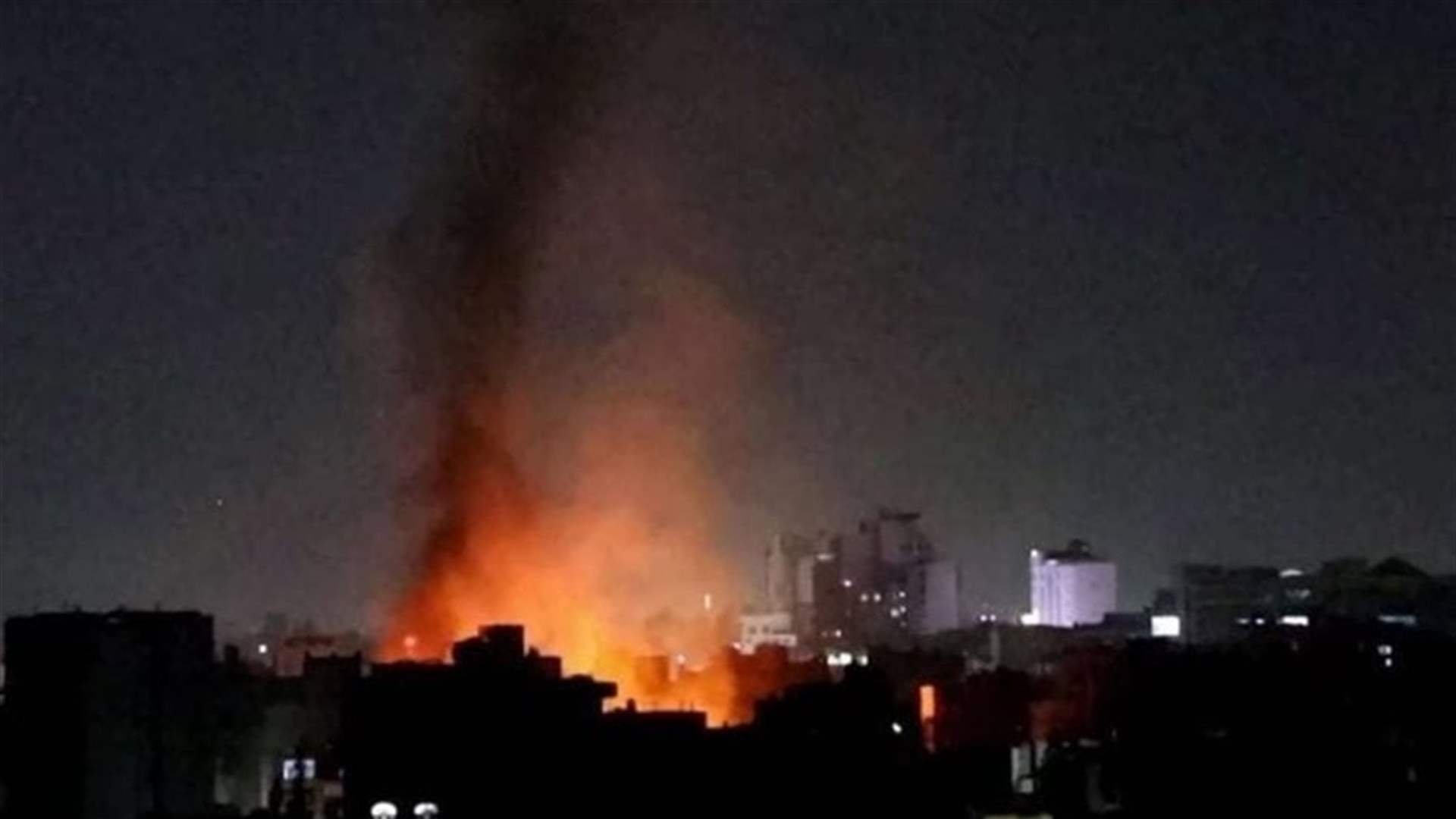 حرائق وتصاعد دخان كثيف من مطار مهراباد في طهران