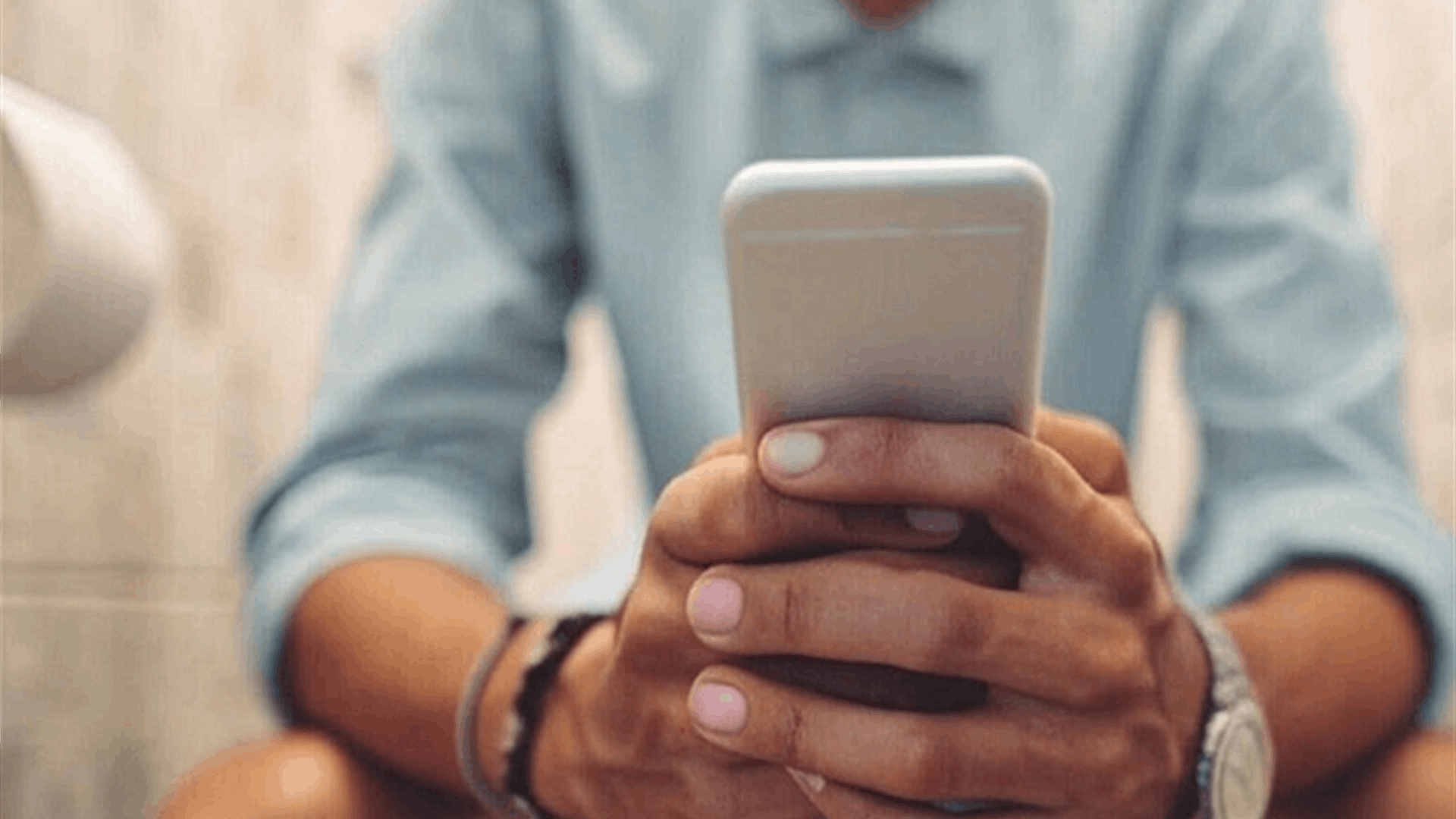 العلماء يكشفون الحقيقة المروعة: لهذا السبب لا يجب أن تستخدم هاتفك أبدًا في المرحاض