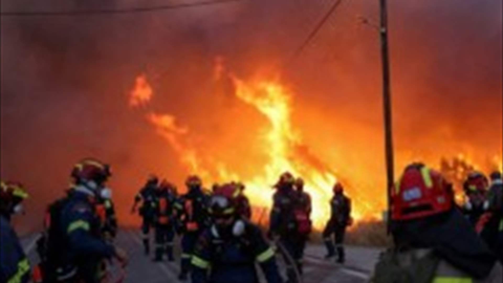 فرق الإطفاء تكافح حرائق غابات على جزيرة خيوس اليونانية لليوم الثاني