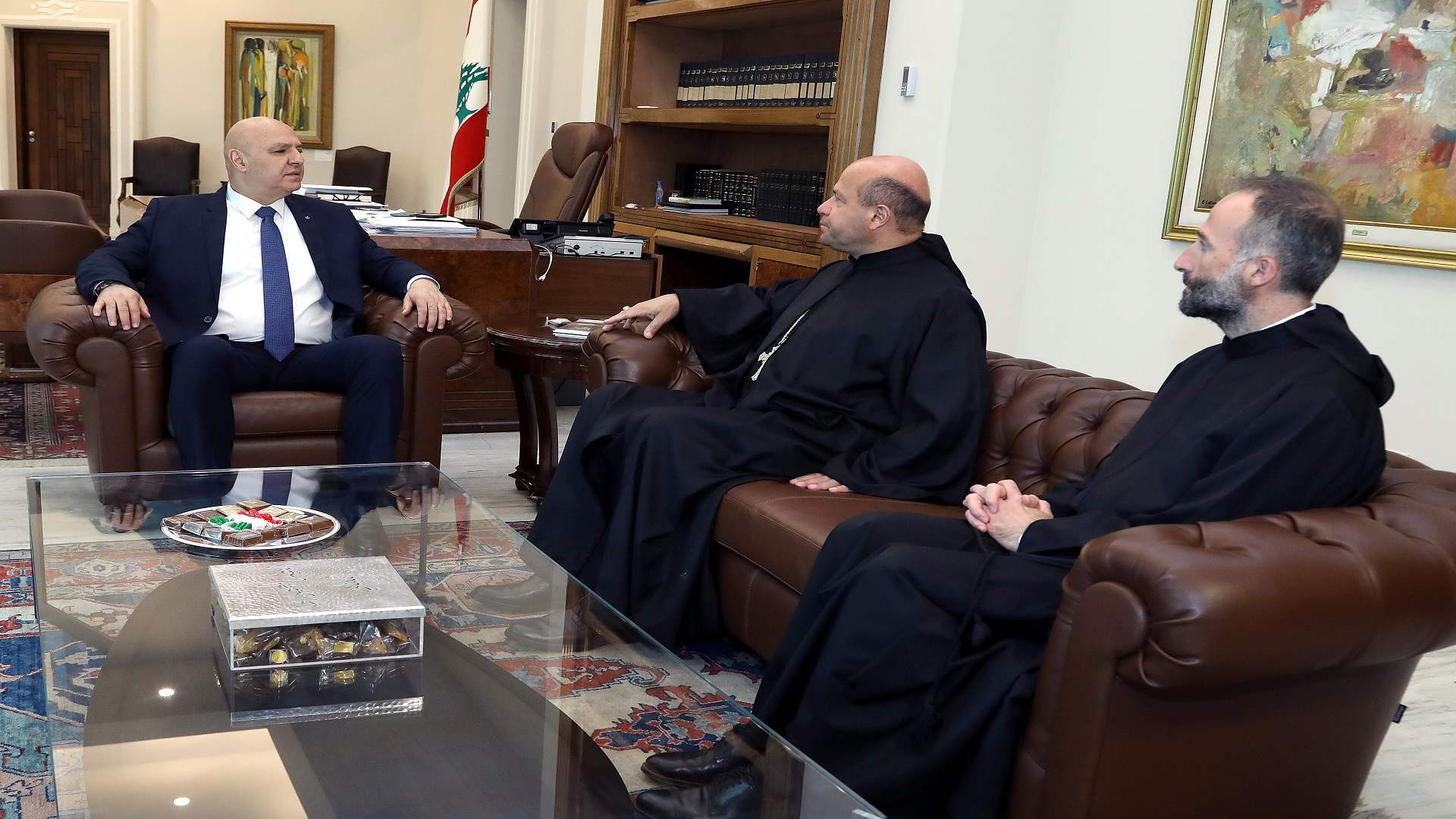 الرئيس العام للرهبانية اللبنانية المارونية الأباتي هادي محفوظ دعا الرئيس عون إلى حضور القداس الاحتفالي لمناسبة عيد القديس شربل الذي سيُقام في 20 تموز في دير مار مارون - عنايا وأطلعه على التحضيرات المُنجزة لإطلاق المرحلة الأولى من مشروع &quot;درب مار شربل&quot;