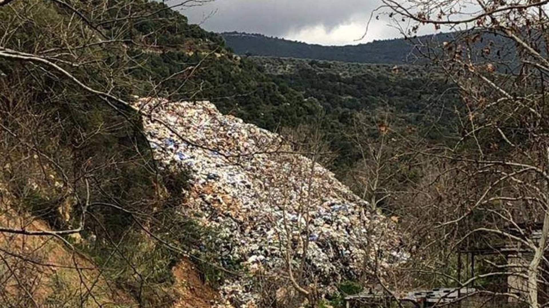 Lebanon&#39;s PM Salam pledges cabinet session on waste crisis after Bchannine landfill fire