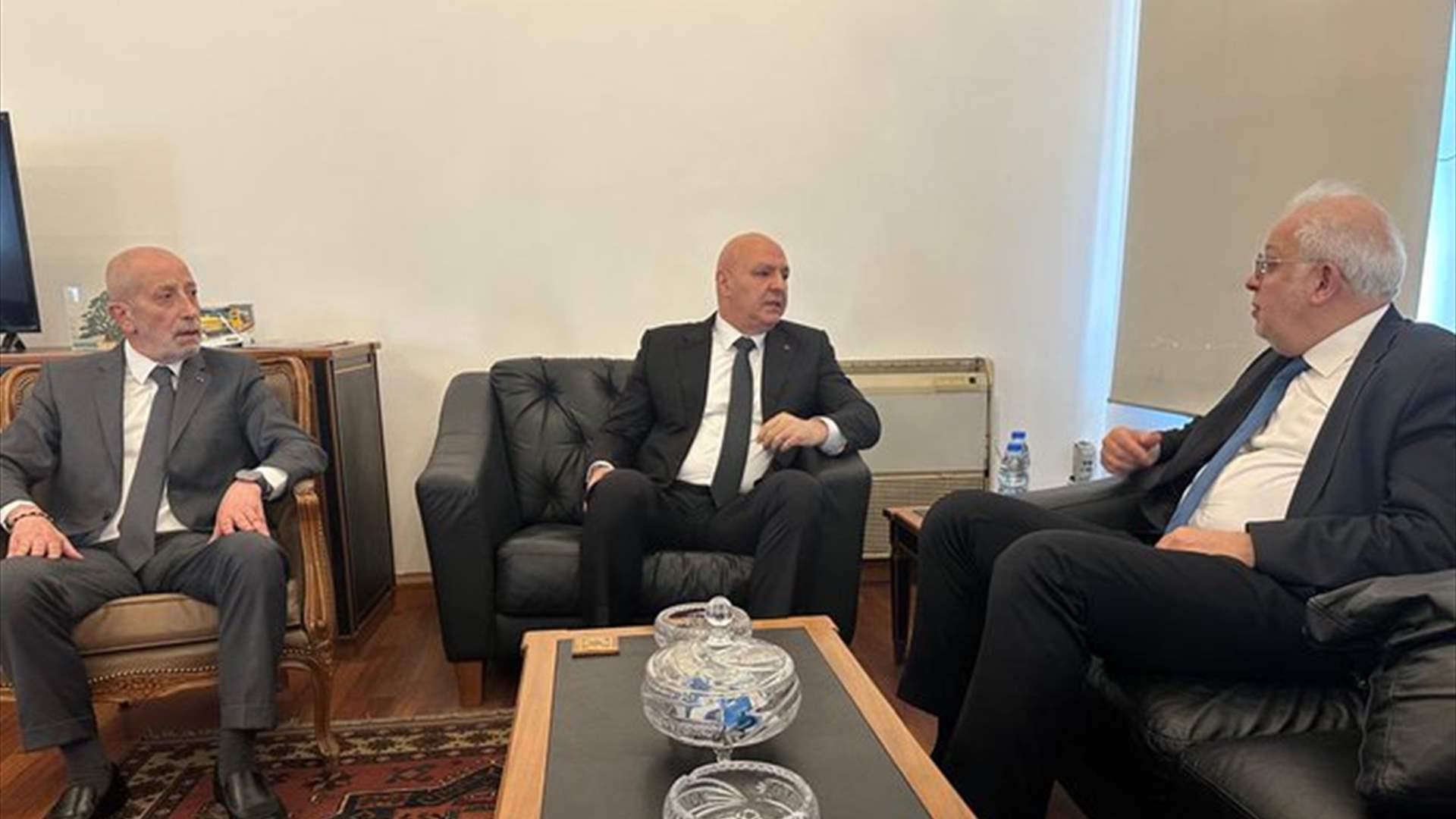 الرئيس عون وصل إلى وزارة العدل حيث التقى الوزير عادل نصّار في مكتبه في زيارة تفقدية شدّد خلالها على أهمية تحقيق العدالة في هذه المرحلة