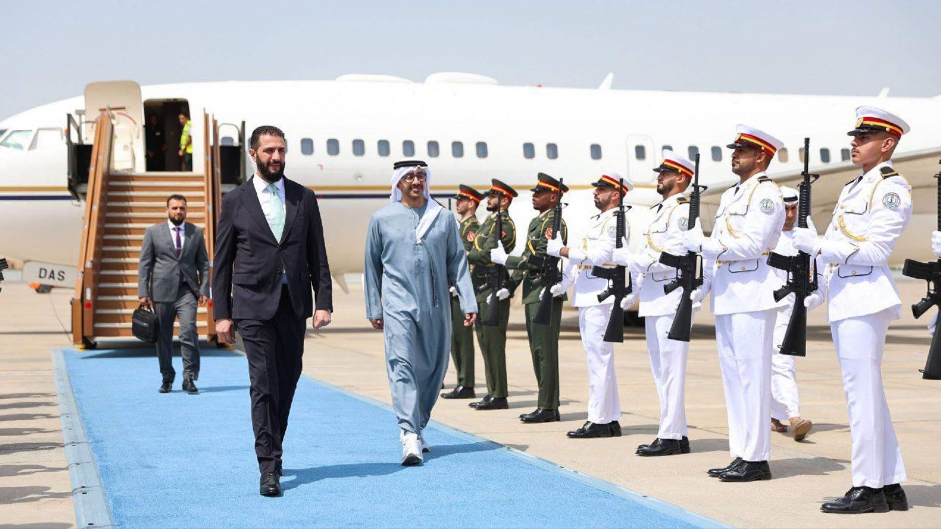 وصول الرئيس السوري أحمد الشرع الى دولة الإمارات العربية المتحدة ووزير الخارجية الإماراتي الشيخ عبد الله بن زايد آل نهيان كان في استقبال الشرع والوفد المرافق له
