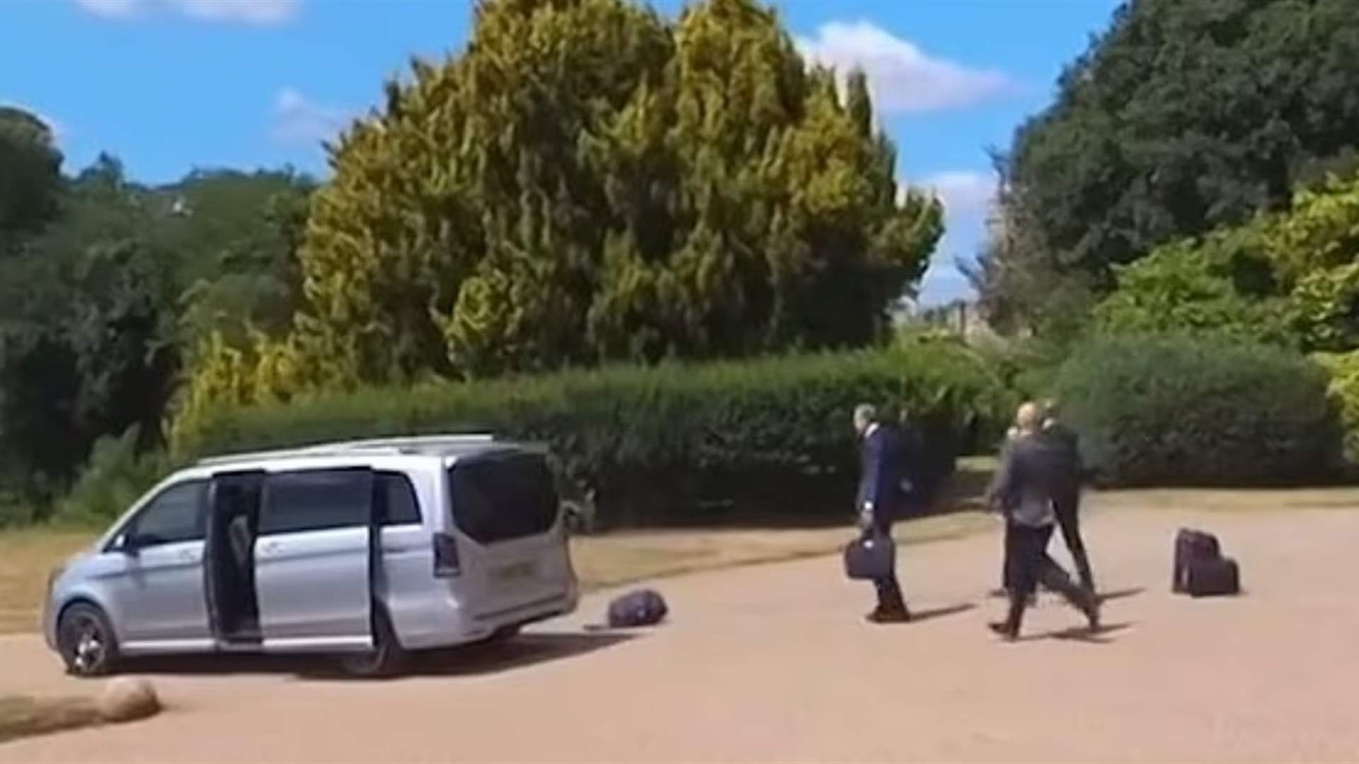 المواقف المحرجة ترافق زيارة ماكرون الى بريطانيا... هكذا تناثرت الأمتعة من مركباته في ساحة قصر وندسور (فيديو)