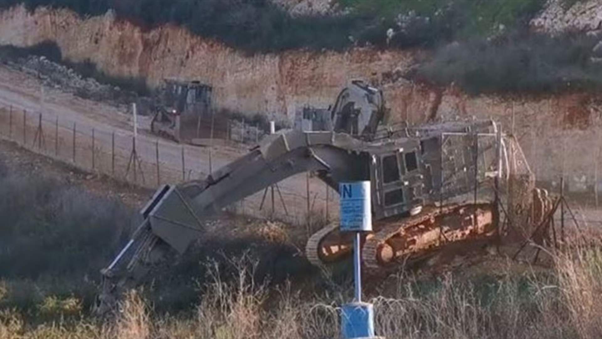 جرافات الجيش الإسرائيلي تجتاز الحدود عند وادي هونين