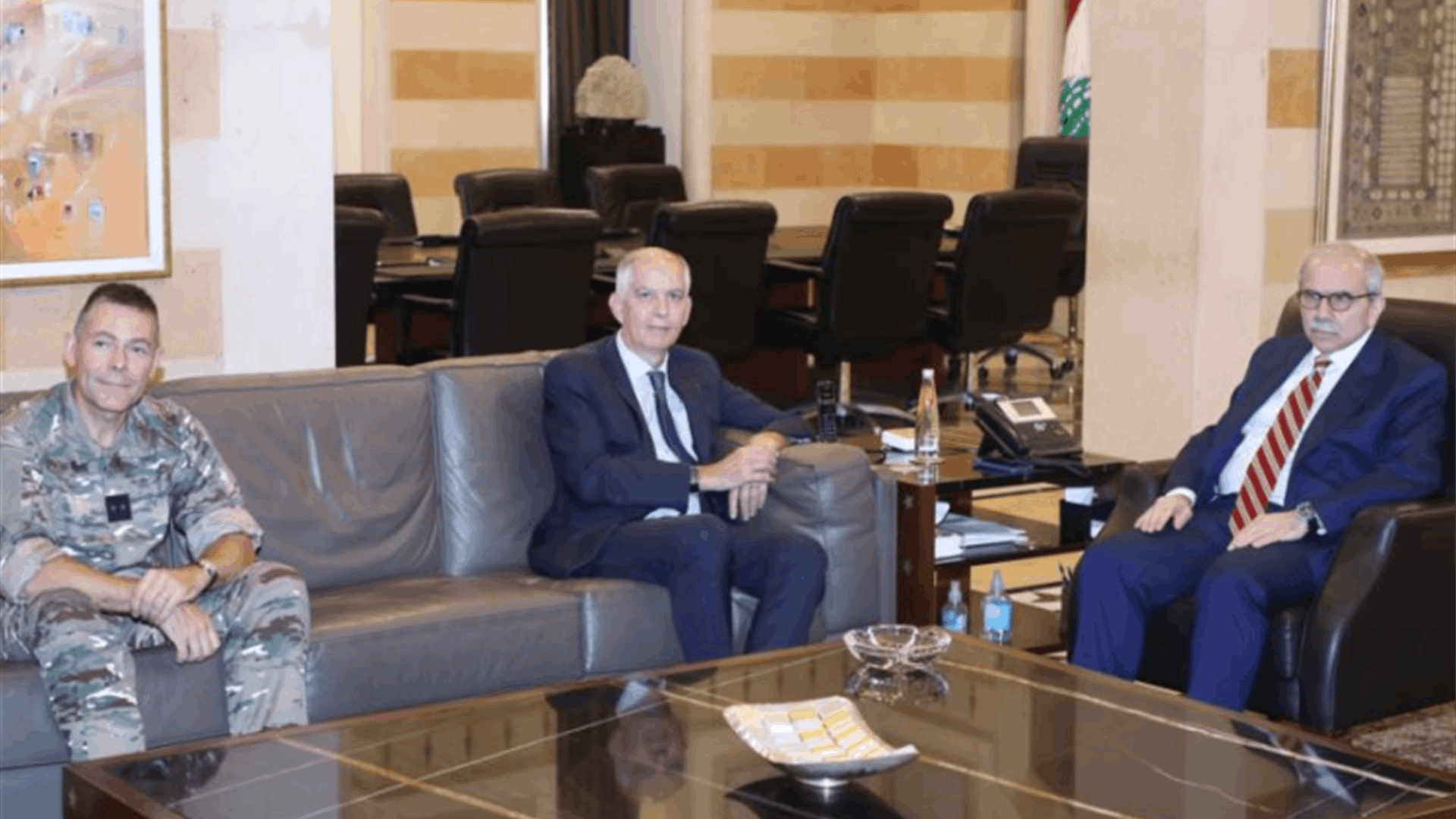 سلام عرض مع السفير الفرنسي عمل لجنة المراقبة وأهمية تفعيله...