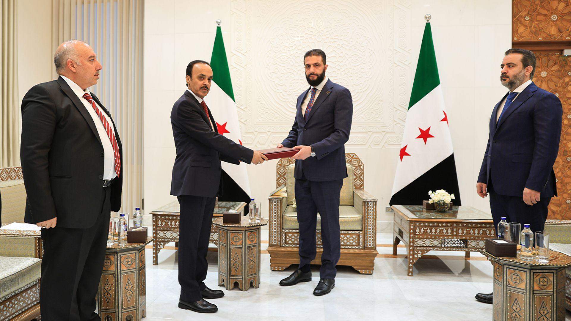 الشرع يتسلم التقرير النهائي للجنة الوطنية للتحقيق وتقصي الحقائق في أحداث آذار الماضي بالساحل السوري وذلك بعد إنهاء عملها