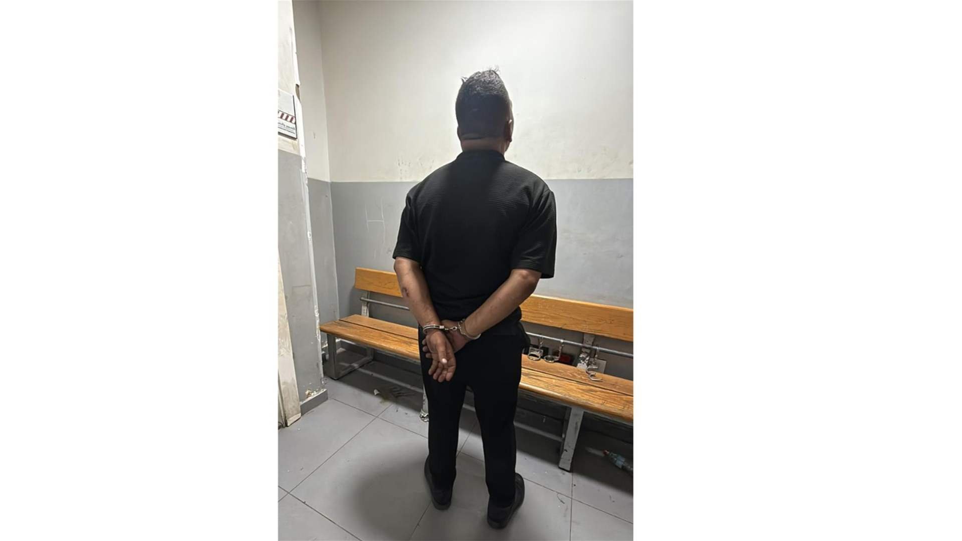 بالجرم المشهود... توقيف مطلوب خلال محاولته سرقة درّاجة آلية في محلّة الحمراء