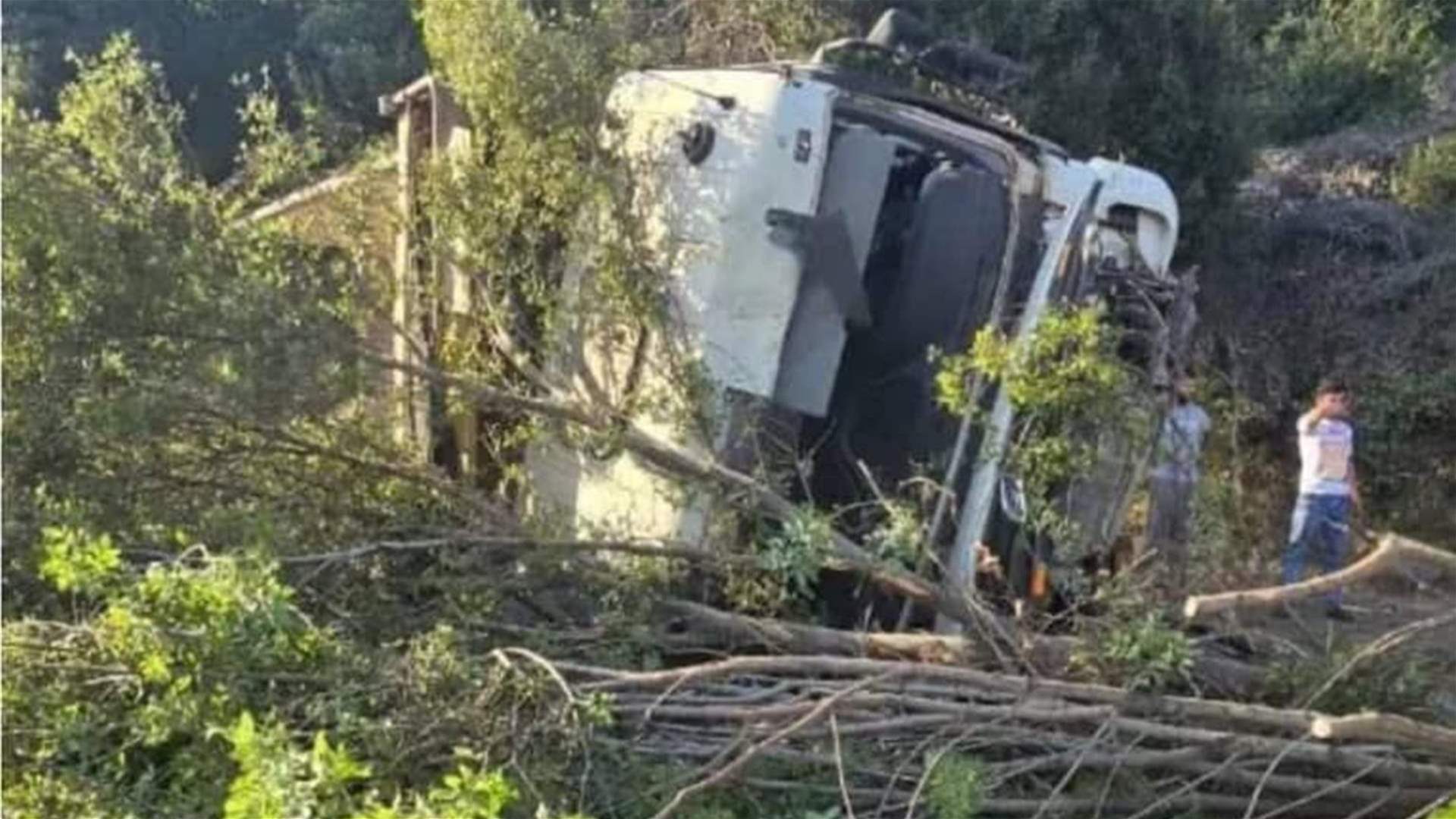 انزلاق شاحنة على طريق حبوب - عنايا يتسبب بتسرب مازوت وزحمة سير خانقة