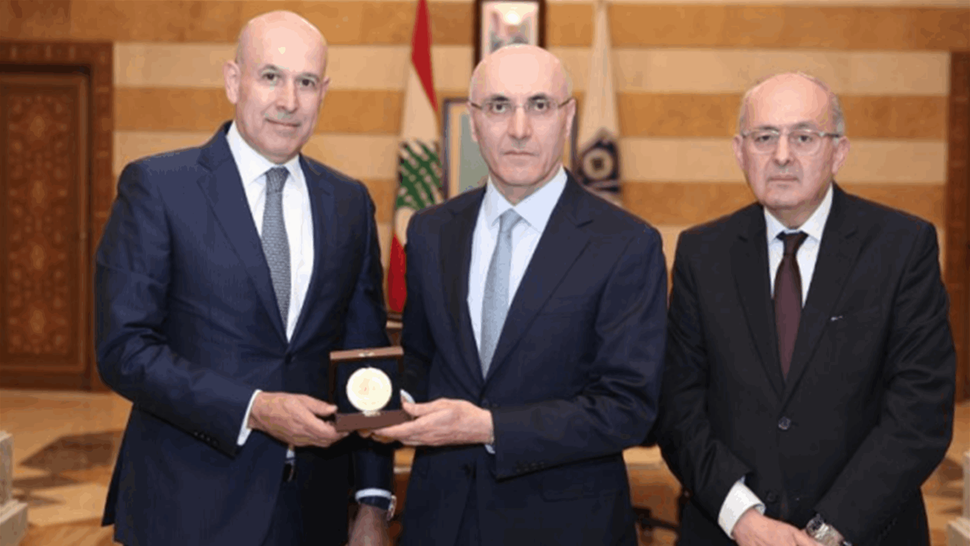 الحجار بحث مع زواره شؤونًا عامة ورئيس ديوان المحاسبة سلمه درعًا تقديرًا للتعاون في تفعيل الشفافية