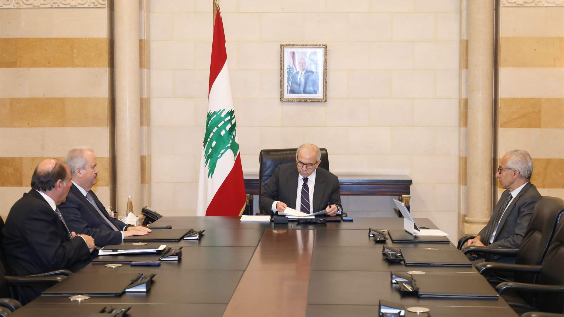 سلام عرض مع جابر والبساط وحاكم المركزي الأوضاع المالية والإقتصادية واستقبل رئيس دائرة أوقاف البقاع